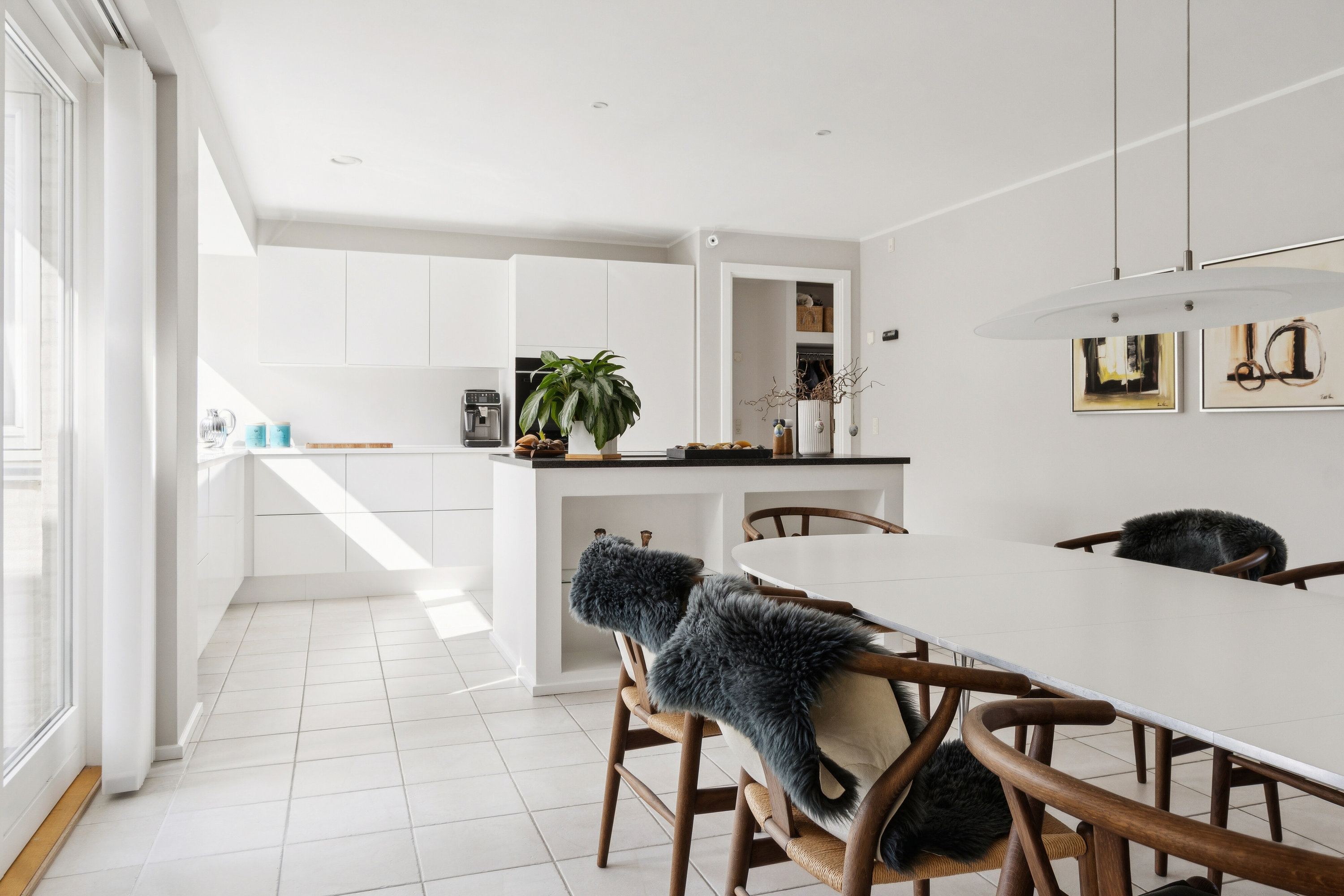 Fremhævet spisestue billede i fuldskærmstilstand. Billede af Jernaldermarken 92, Himmelev, 4000 Roskilde