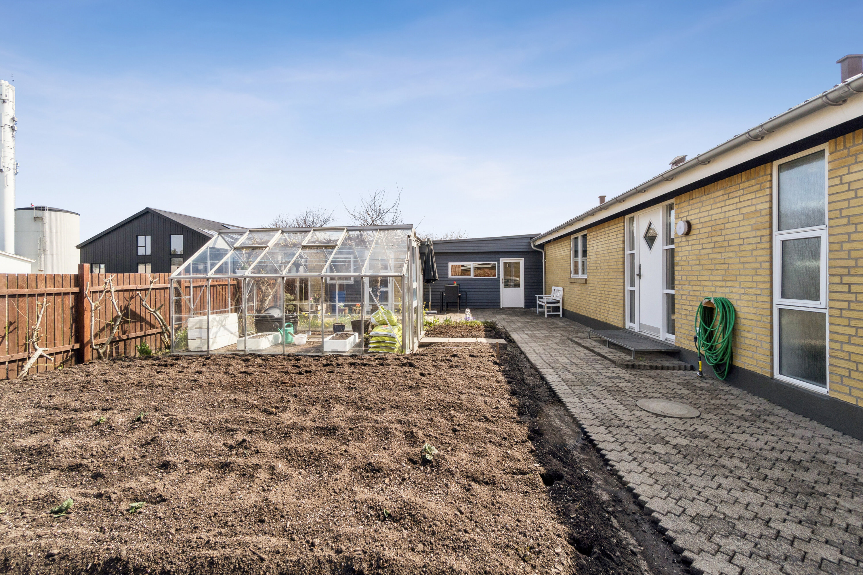 Fremhævet set fra bag haven billede i fuldskærmstilstand. Billede af Kjærkbak 9, Klitmøller, 7700 Thisted