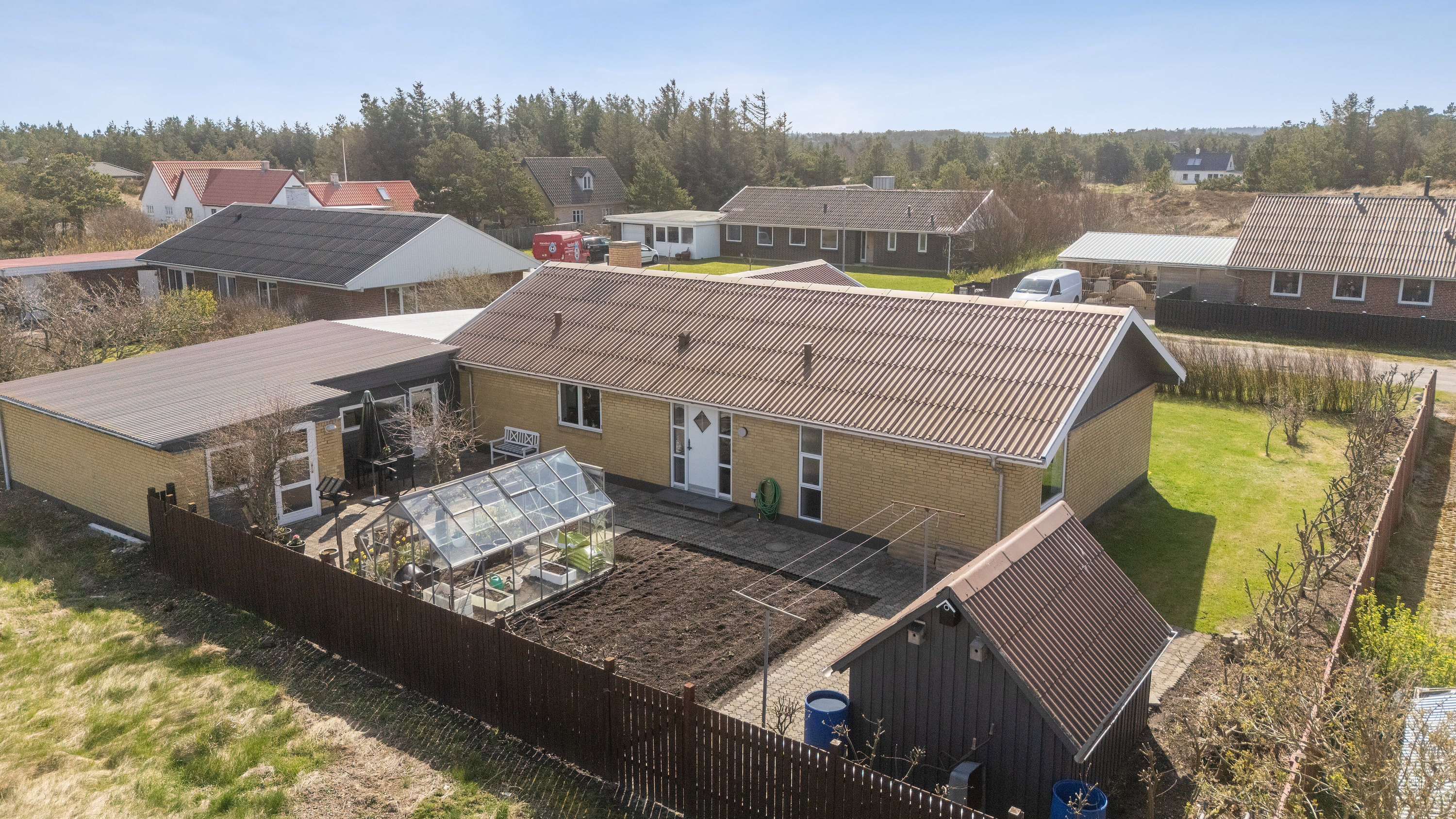 Fremhævet set fra bag haven billede i fuldskærmstilstand. Billede af Kjærkbak 9, Klitmøller, 7700 Thisted