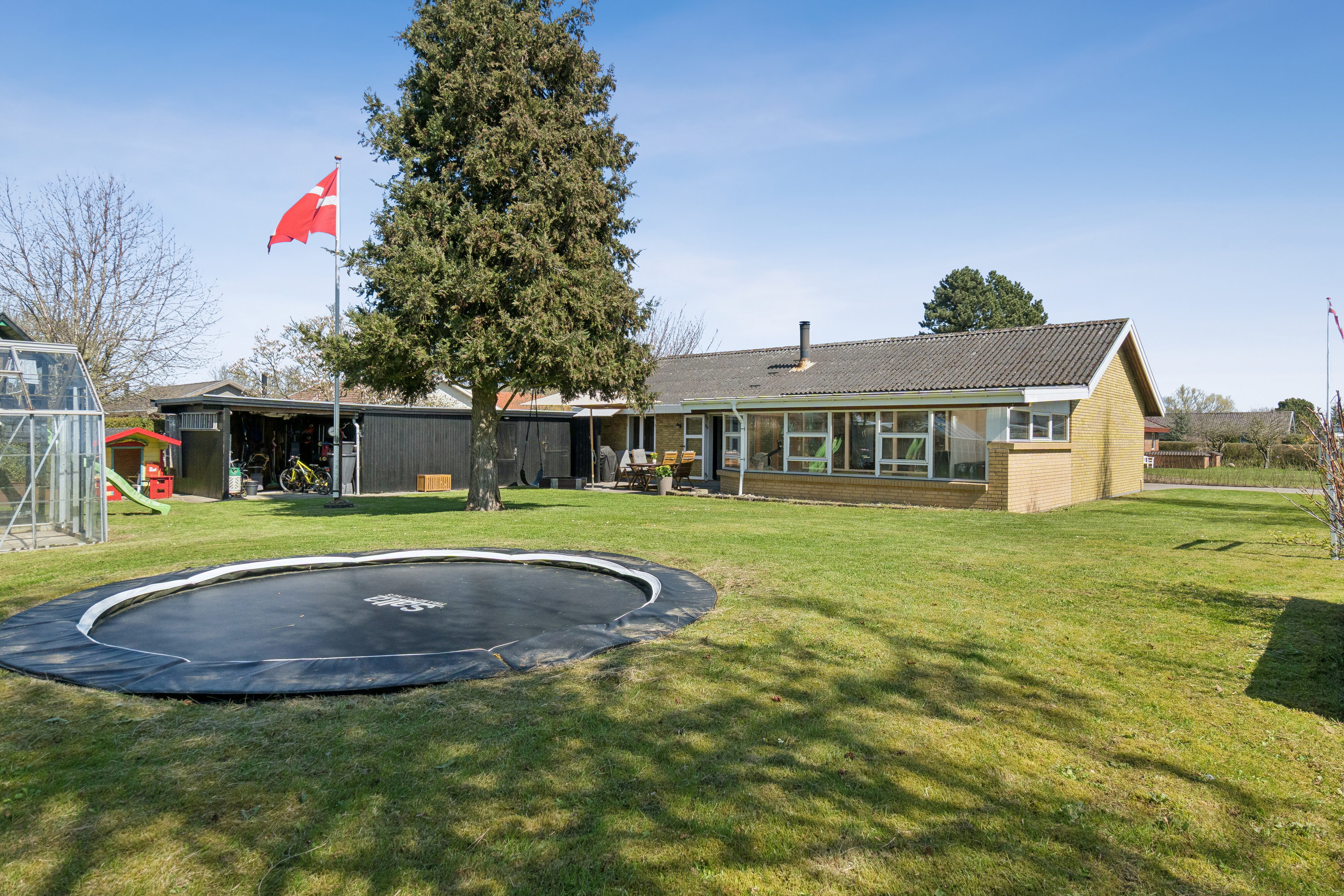 Fremhævet set fra haven billede i fuldskærmstilstand. Billede af Rådyrvænget 172, 5800 Nyborg