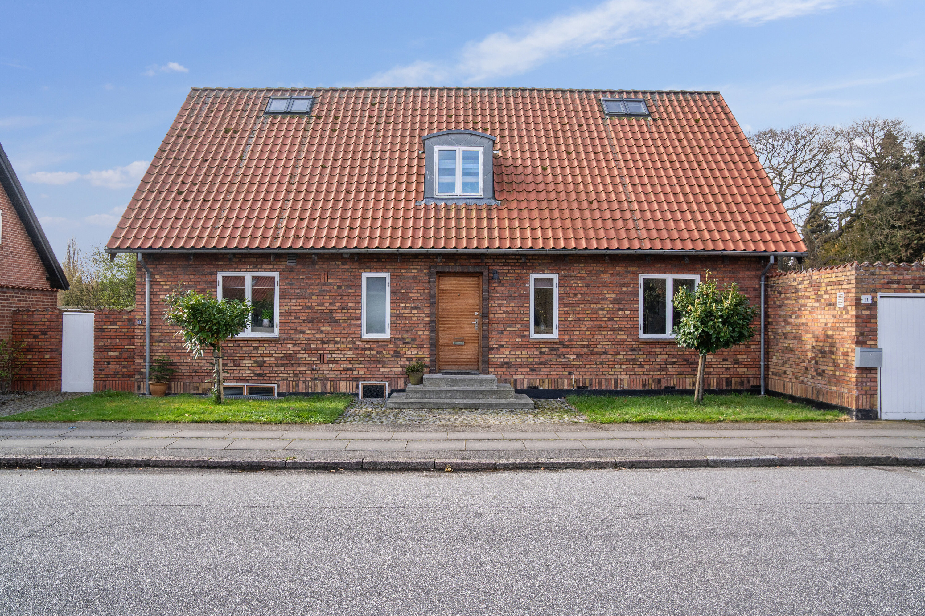 Fremhævet set fra vejen billede i fuldskærmstilstand. Billede af Egebæksvej 11, 8270 Højbjerg