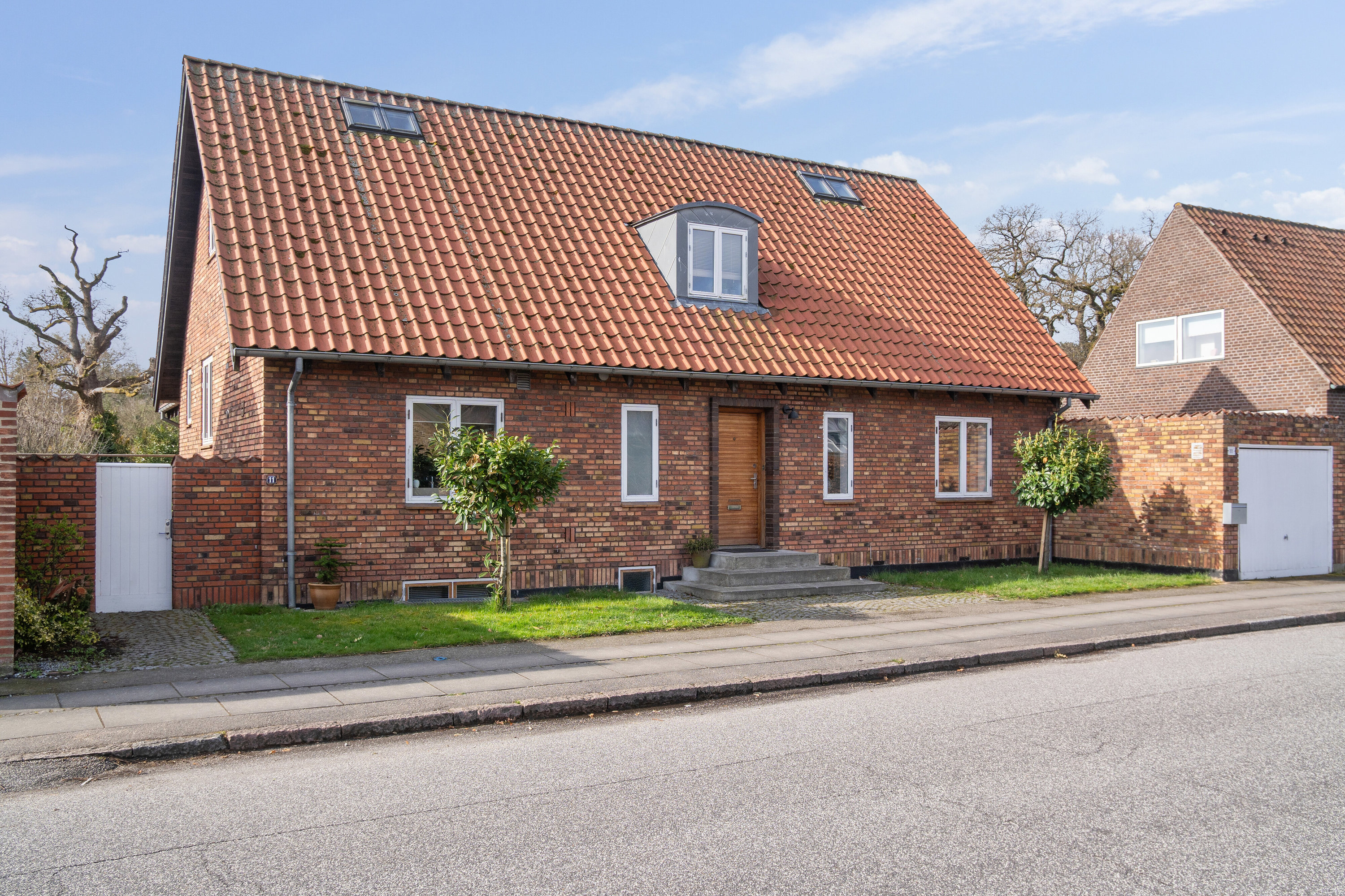 Fremhævet set fra vejen billede i fuldskærmstilstand. Billede af Egebæksvej 11, 8270 Højbjerg