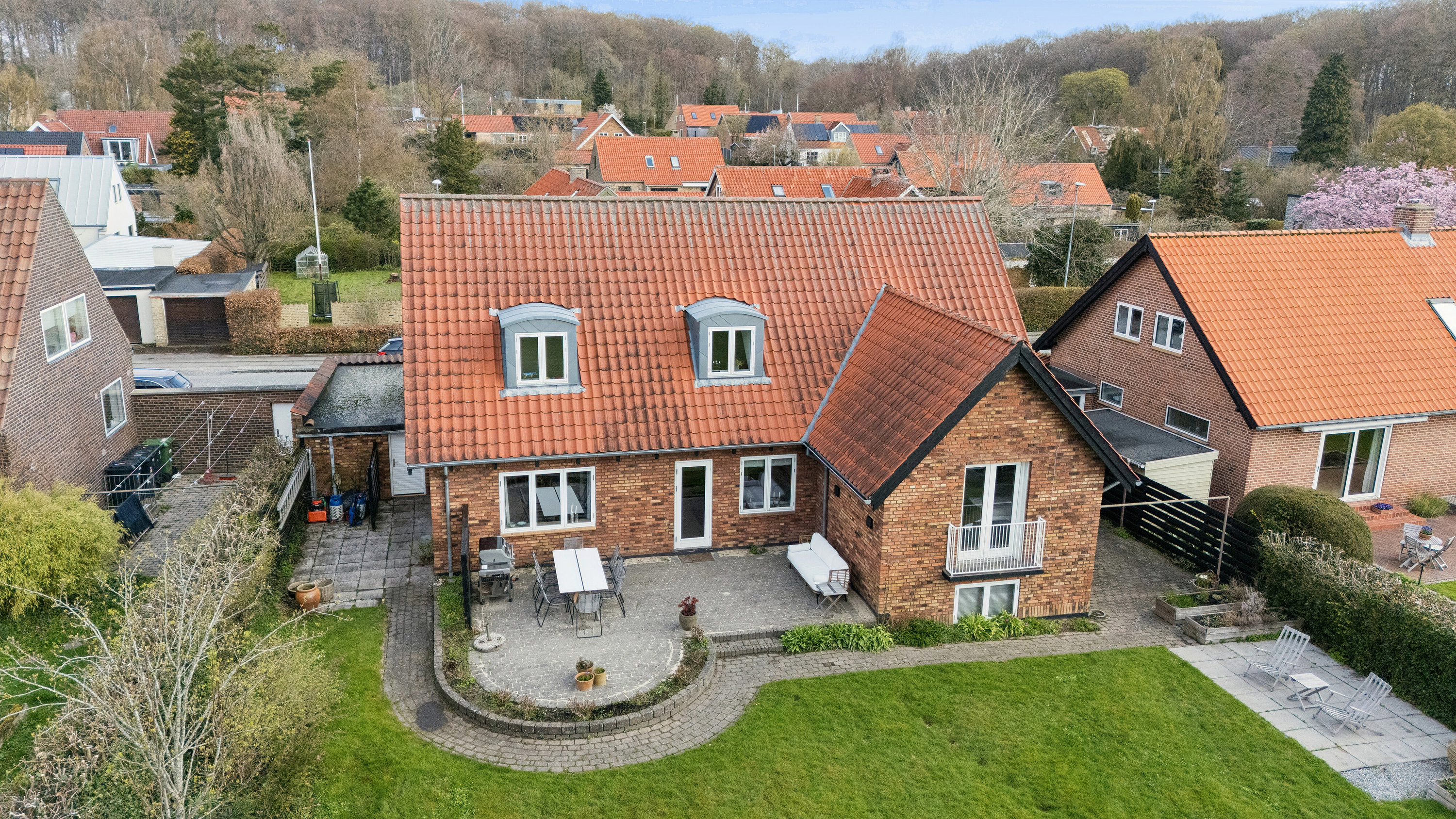 Fremhævet set fra haven billede i fuldskærmstilstand. Billede af Egebæksvej 11, 8270 Højbjerg