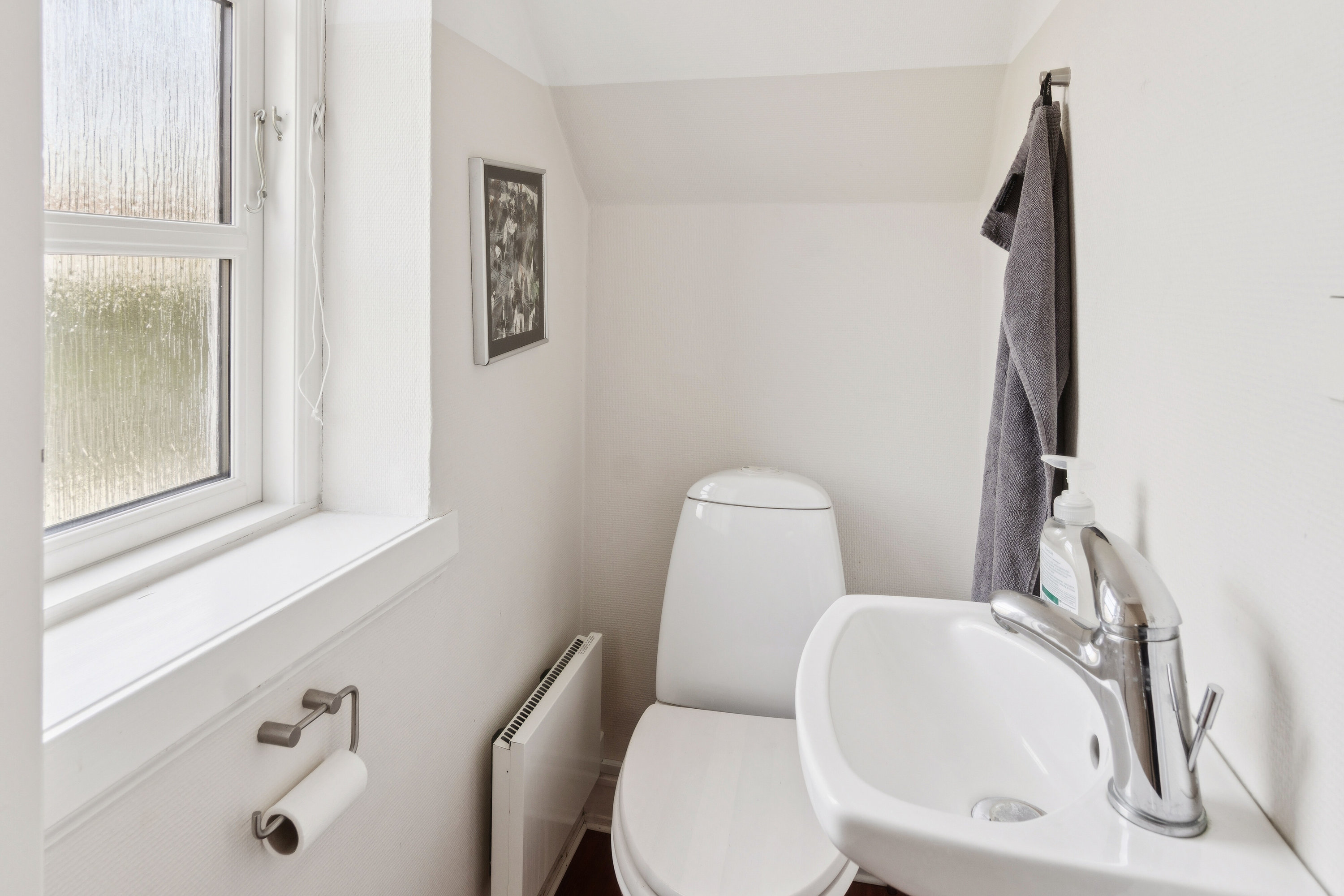 Fremhævet toilet billede i fuldskærmstilstand. Billede af Valentin Jensensvej 19, 4400 Kalundborg