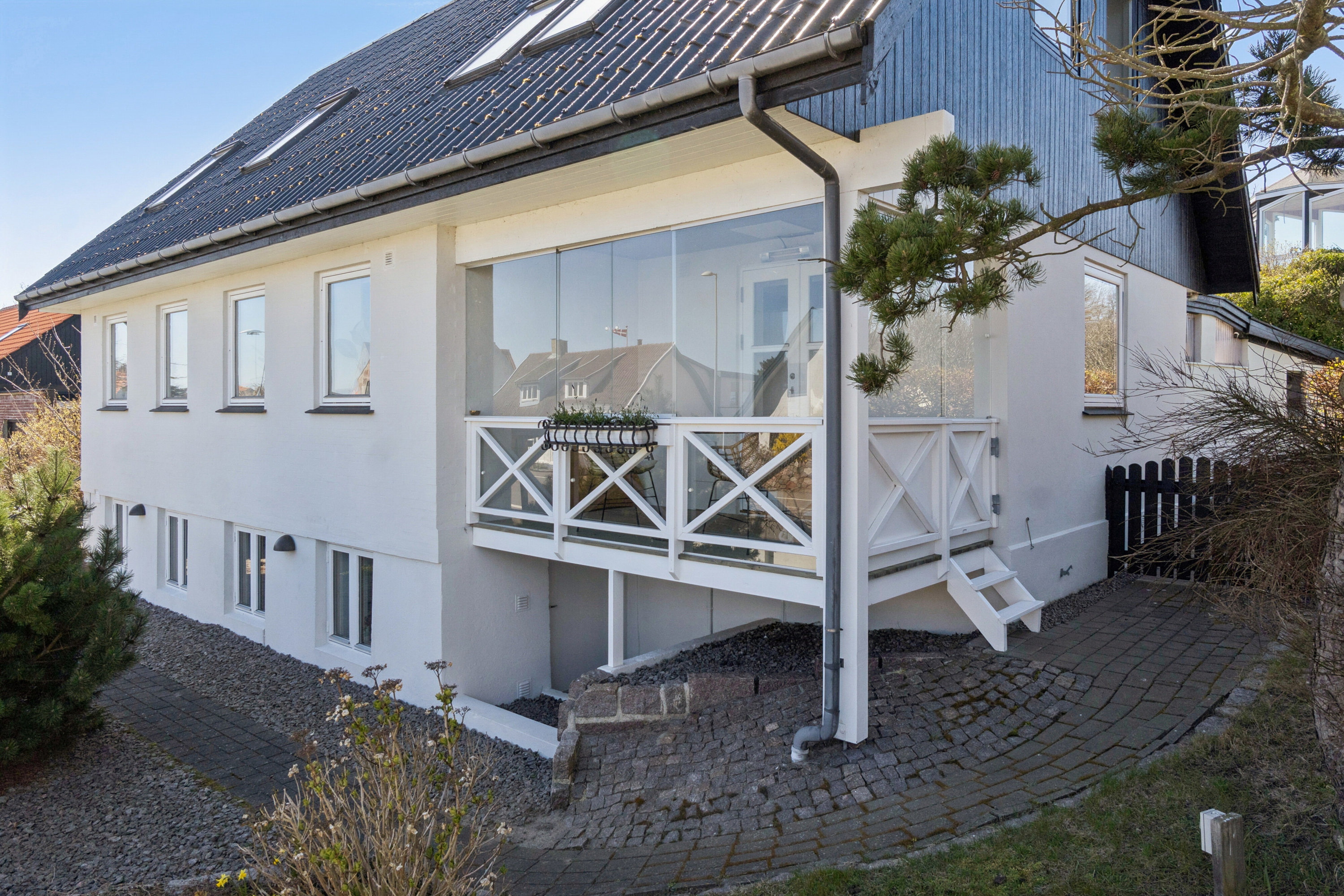 Fremhævet set fra vejen billede i fuldskærmstilstand. Billede af Strandvejen 57, Allinge, 3770 Allinge