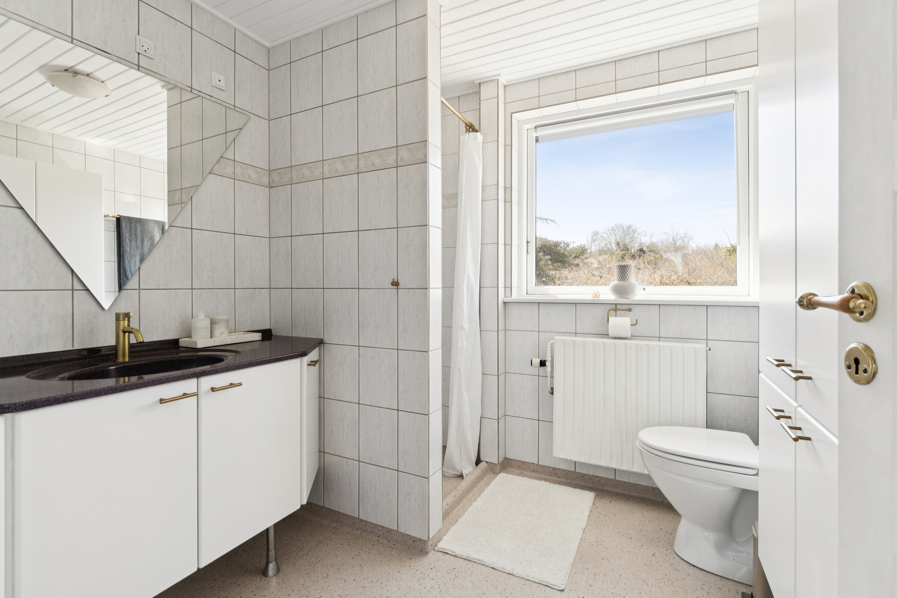 Fremhævet badeværelse billede i fuldskærmstilstand. Billede af Strandvejen 57, Allinge, 3770 Allinge