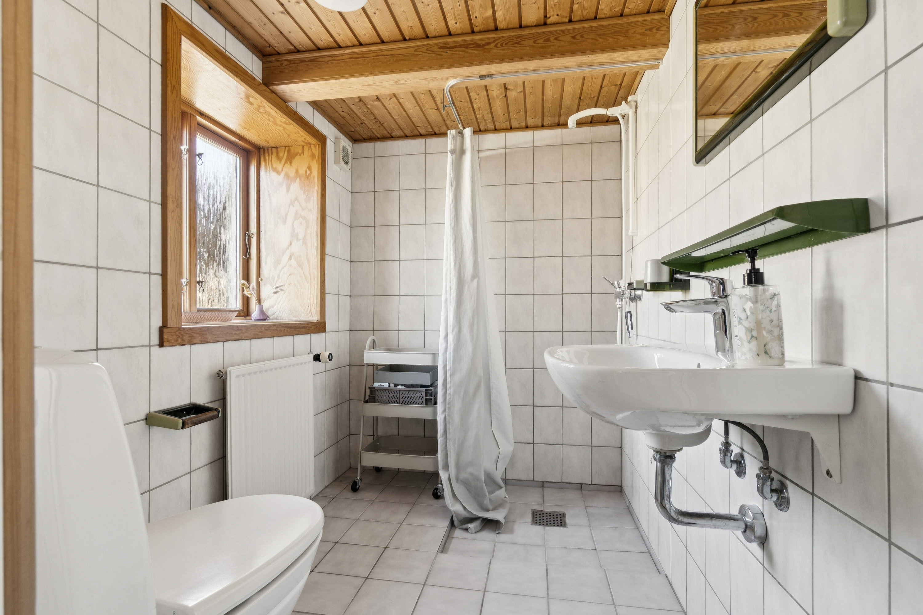 Fremhævet badeværelse billede i fuldskærmstilstand. Billede af Strandvejen 57, Allinge, 3770 Allinge