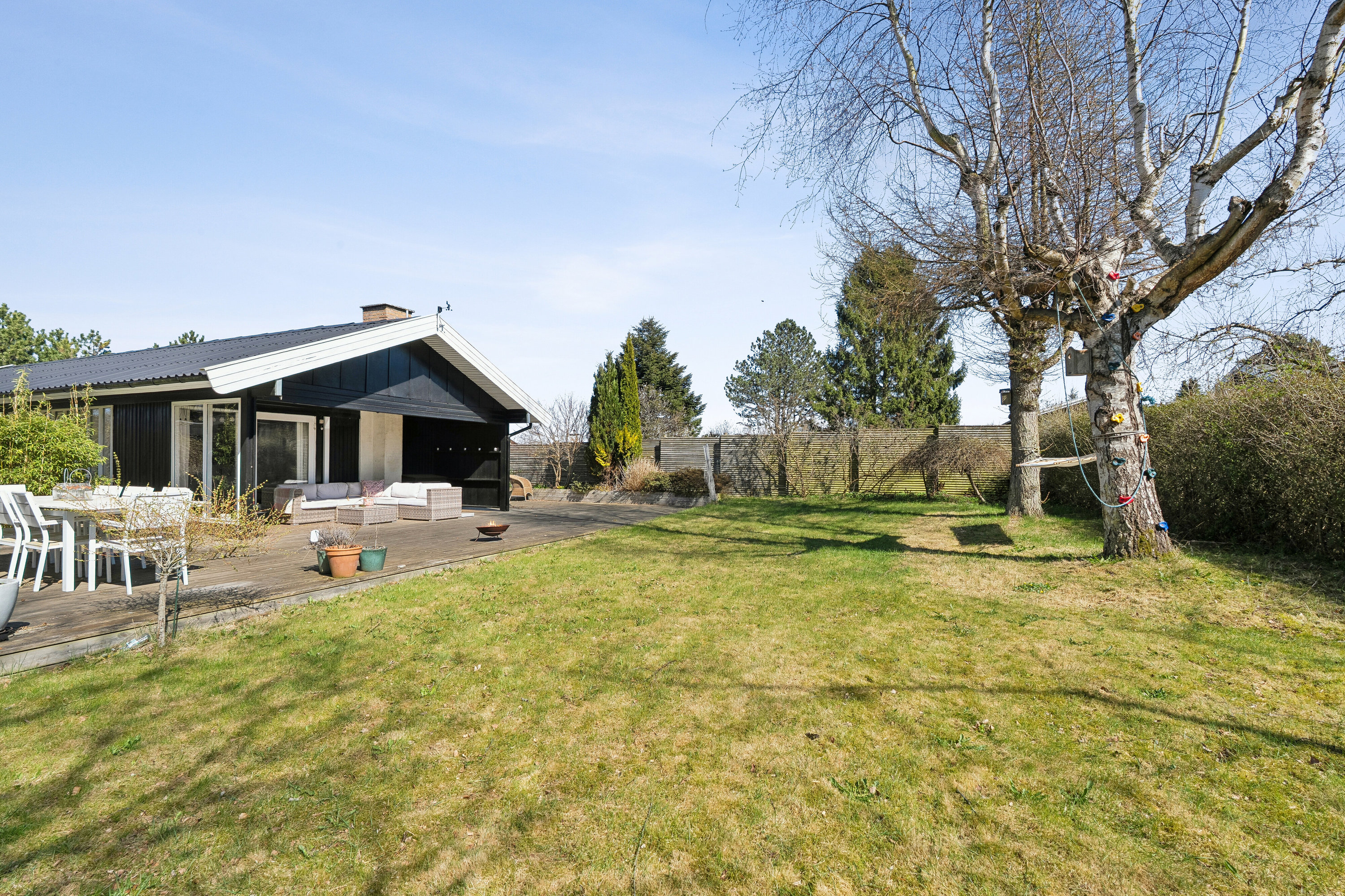 Fremhævet set fra haven billede i fuldskærmstilstand. Billede af Skovduevej 20, 3120 Dronningmølle