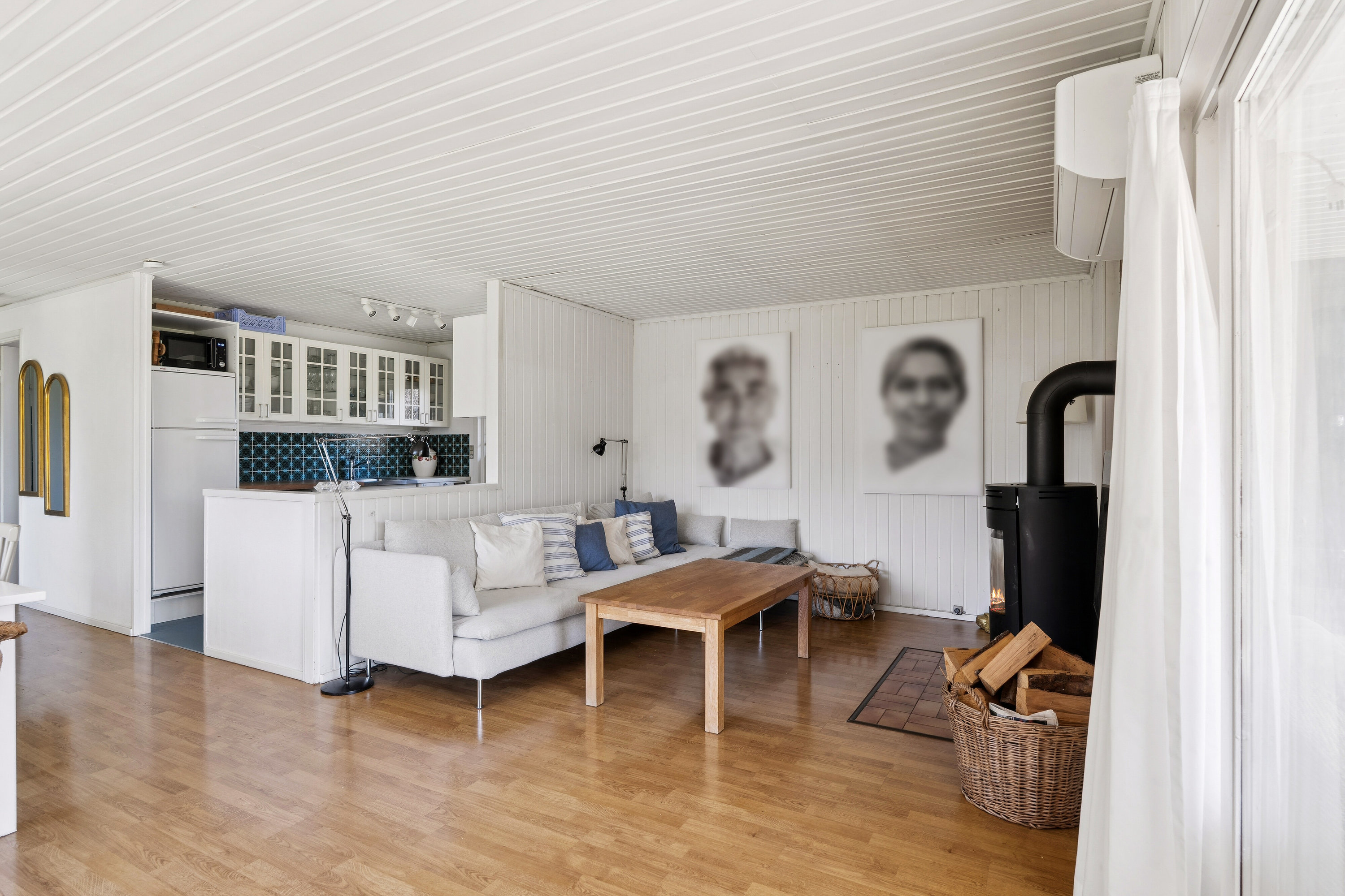 Fremhævet stue billede i fuldskærmstilstand. Billede af Skovduevej 20, 3120 Dronningmølle
