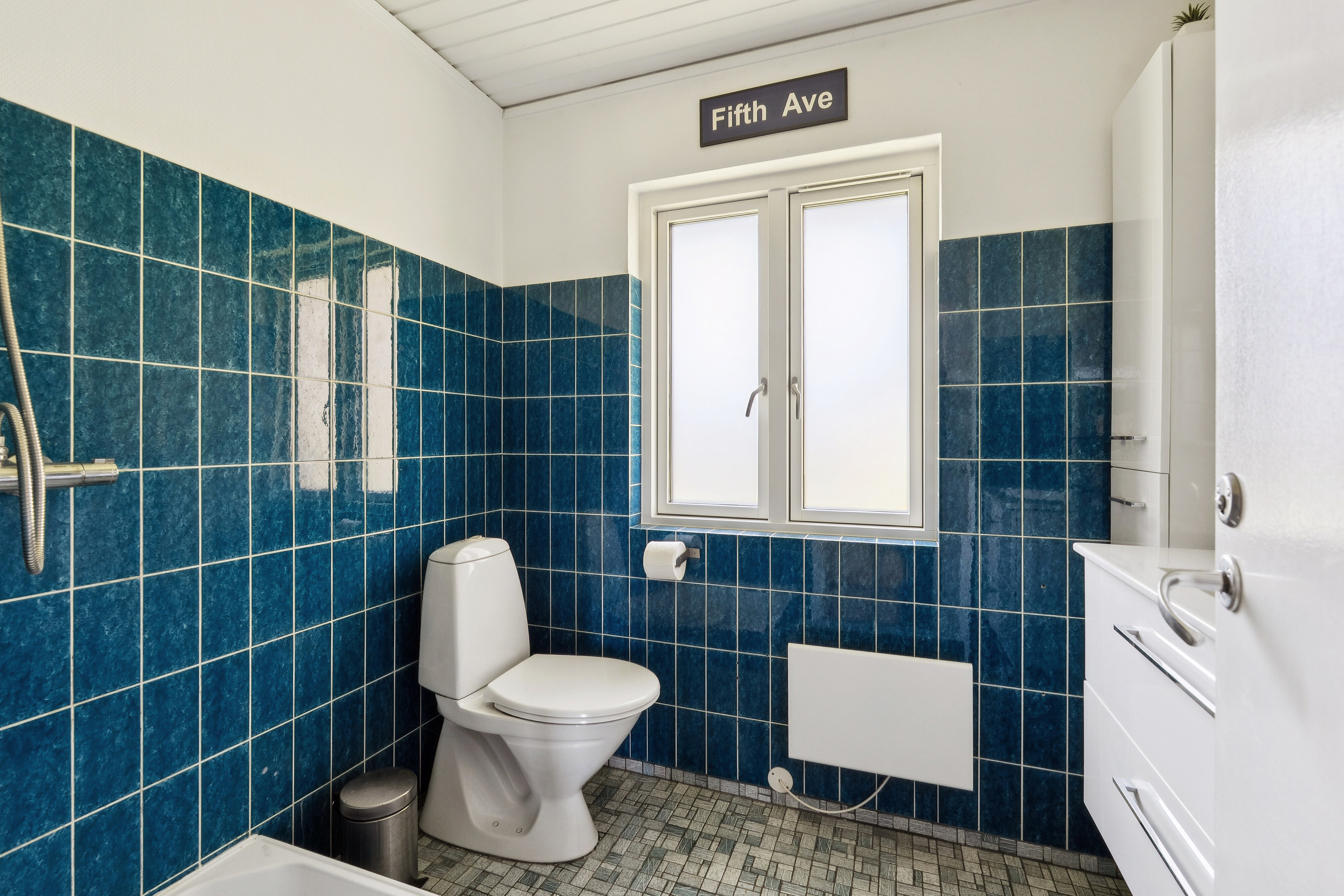 Fremhævet badeværelse billede i fuldskærmstilstand. Billede af Skovduevej 20, 3120 Dronningmølle