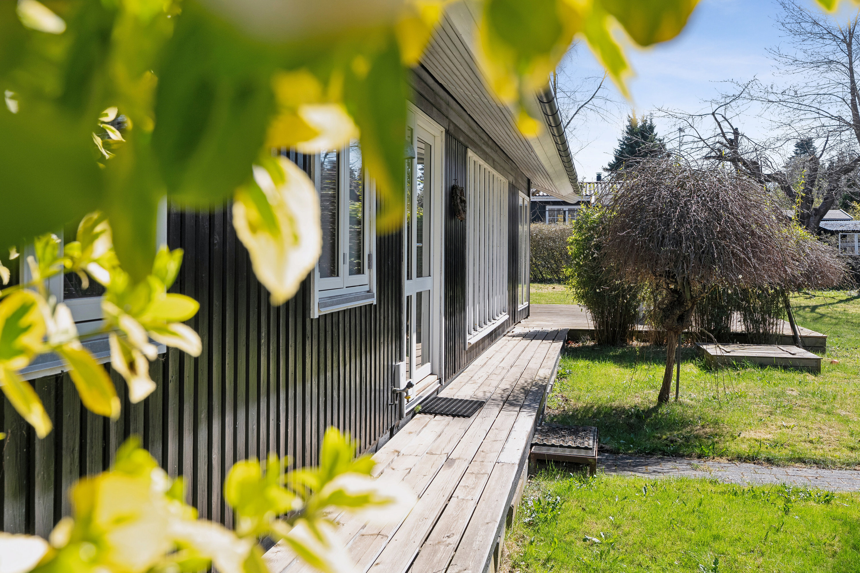 Fremhævet set fra haven billede i fuldskærmstilstand. Billede af Skovduevej 20, 3120 Dronningmølle