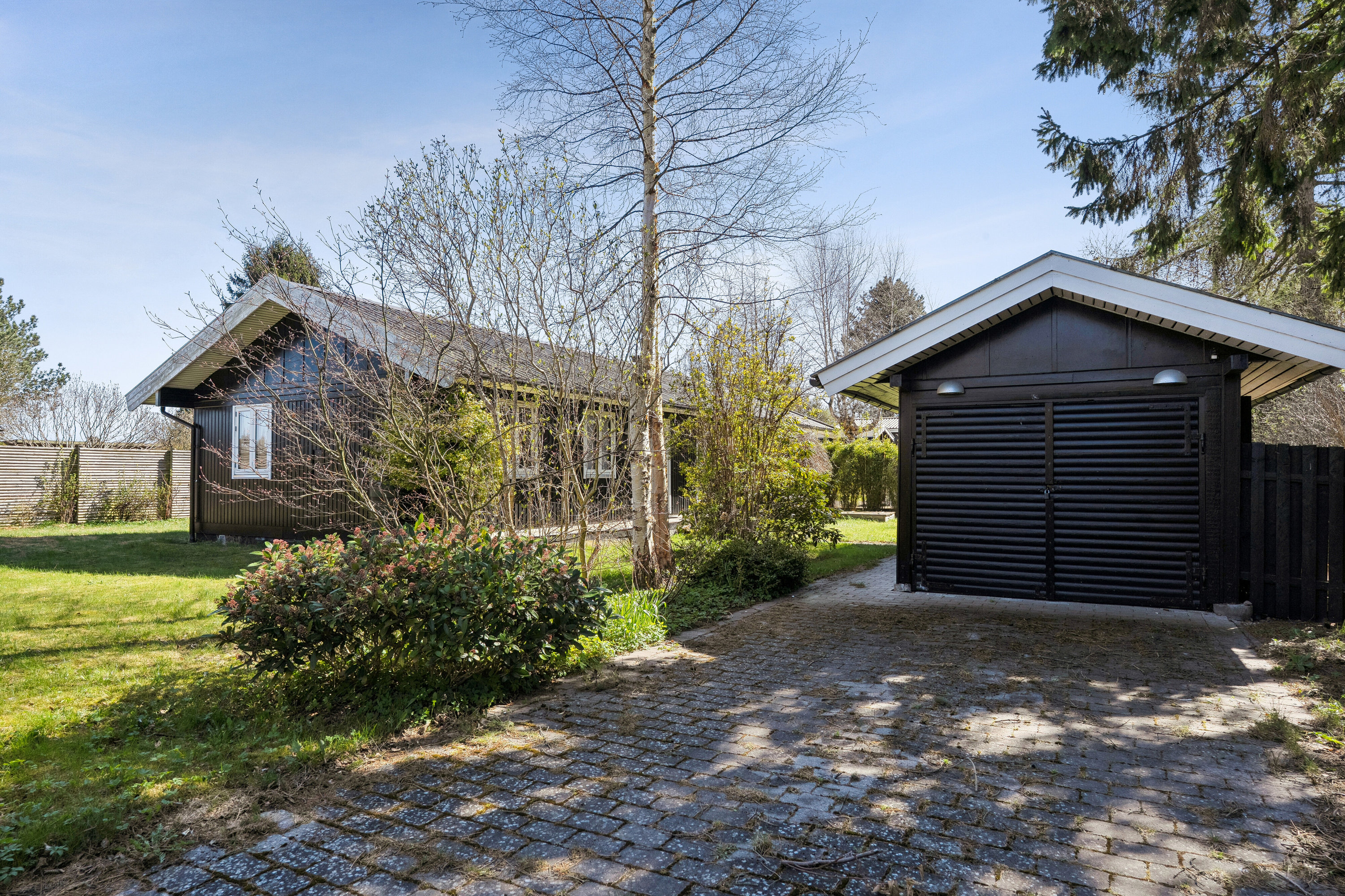 Fremhævet set fra haven billede i fuldskærmstilstand. Billede af Skovduevej 20, 3120 Dronningmølle