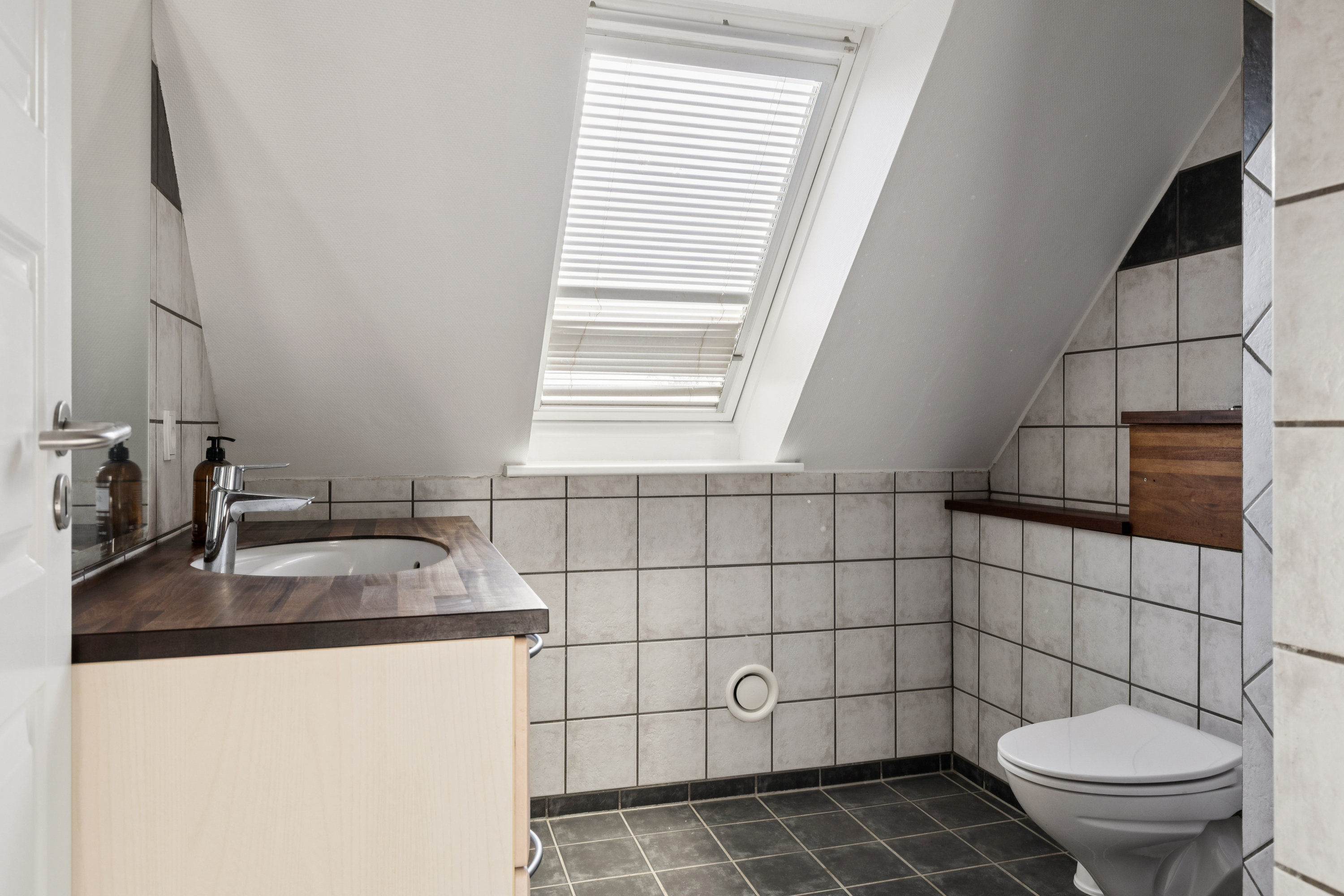 Fremhævet badeværelse billede i fuldskærmstilstand. Billede af Toftegårdsvej 13, 4591 Føllenslev