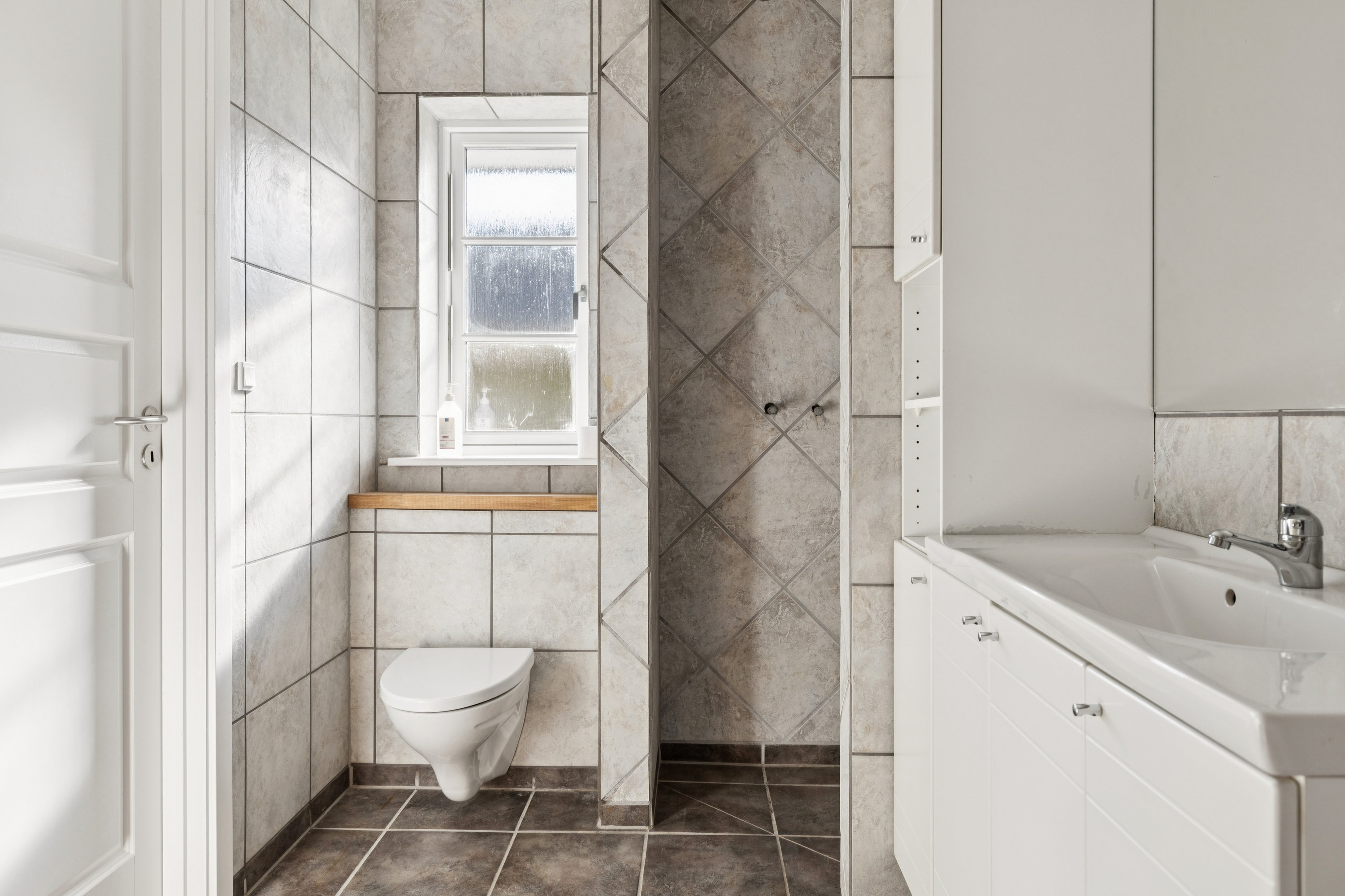 Fremhævet badeværelse billede i fuldskærmstilstand. Billede af Toftegårdsvej 13, 4591 Føllenslev