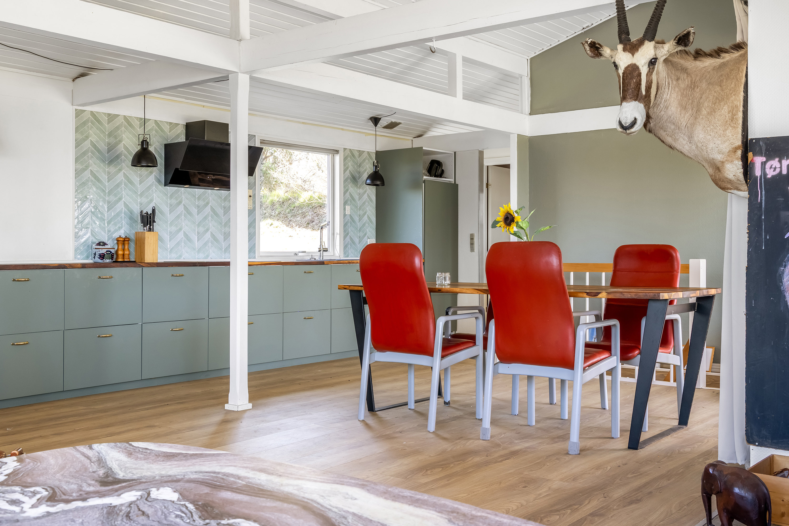 Fremhævet køkken alrum billede i fuldskærmstilstand. Billede af Solbrinken 12, 3310 Ølsted