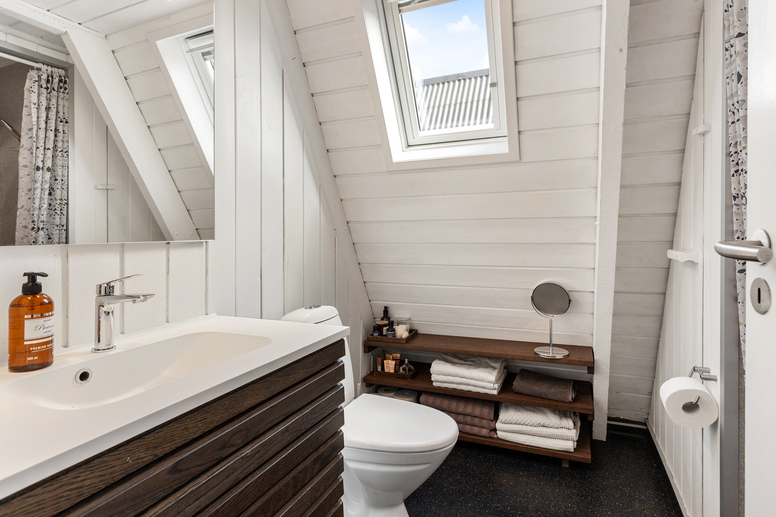 Fremhævet badeværelse billede i fuldskærmstilstand. Billede af Golfsvinget 143, Gatten, 9640 Farsø