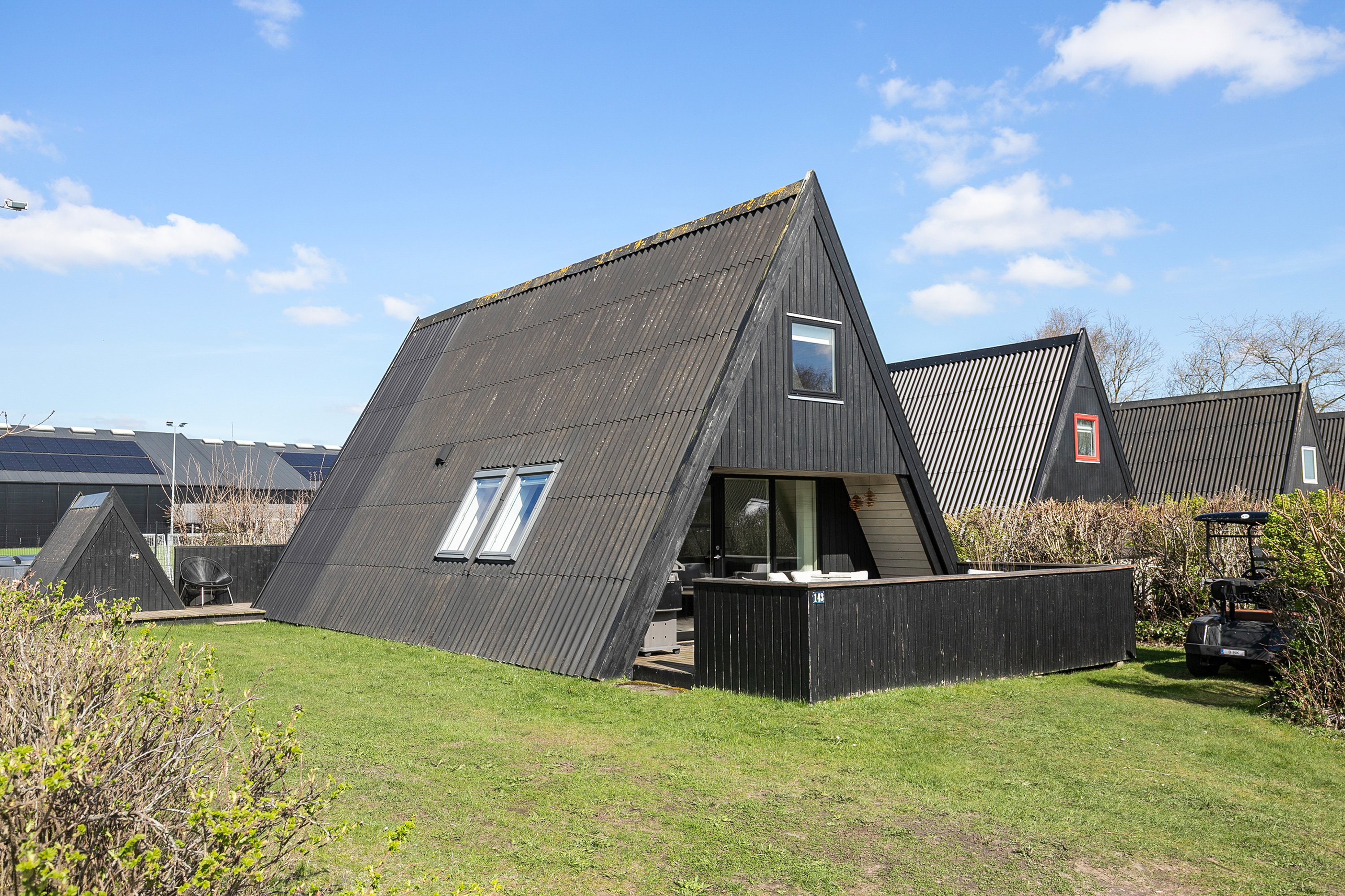 Fremhævet facade billede i fuldskærmstilstand. Billede af Golfsvinget 143, Gatten, 9640 Farsø