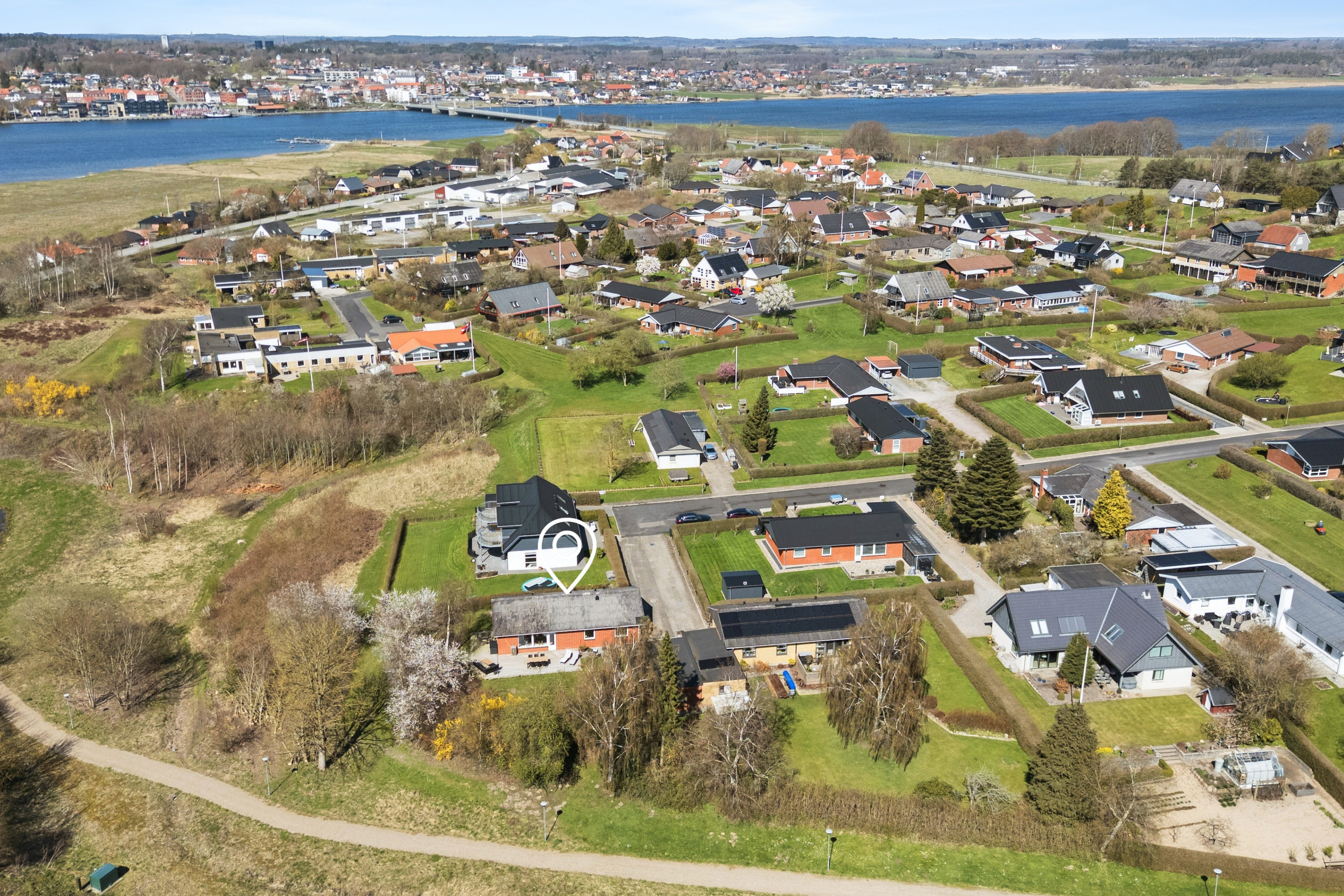 Fremhævet luftfoto billede i fuldskærmstilstand. Billede af Fjordbakken 71, Hadsund Syd, 9560 Hadsund