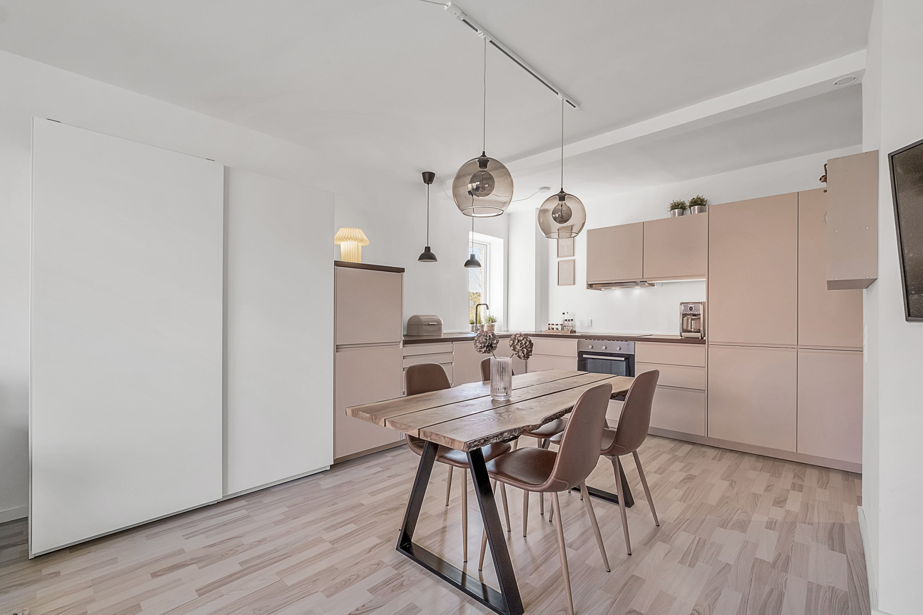 Fremhævet køkken alrum billede i fuldskærmstilstand. Billede af Langenæs Allé 45, 1. 2., 8000 Aarhus C