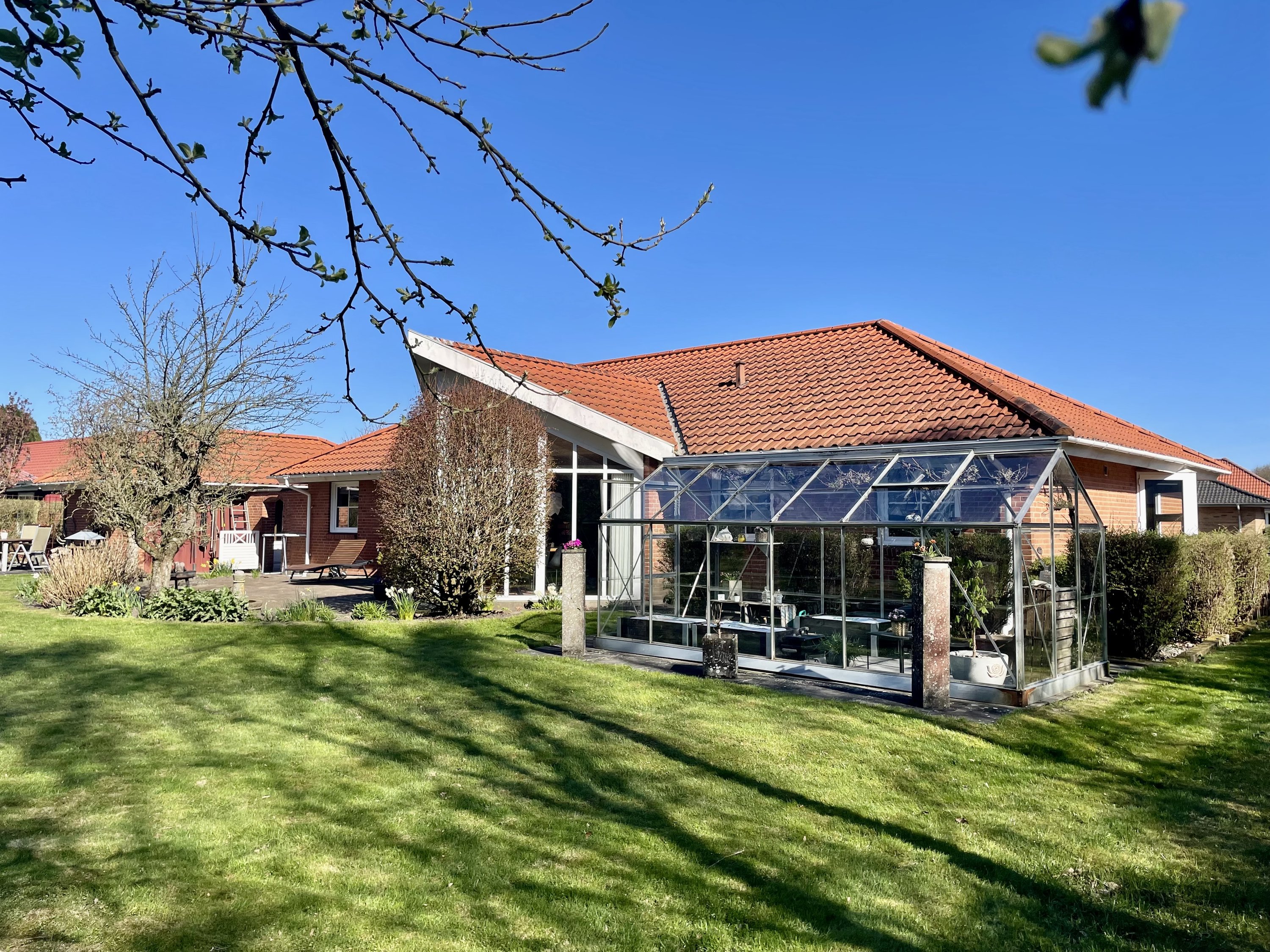 Fremhævet facade fra haven billede i fuldskærmstilstand. Billede af Gyvelvænget 3, 6920 Videbæk