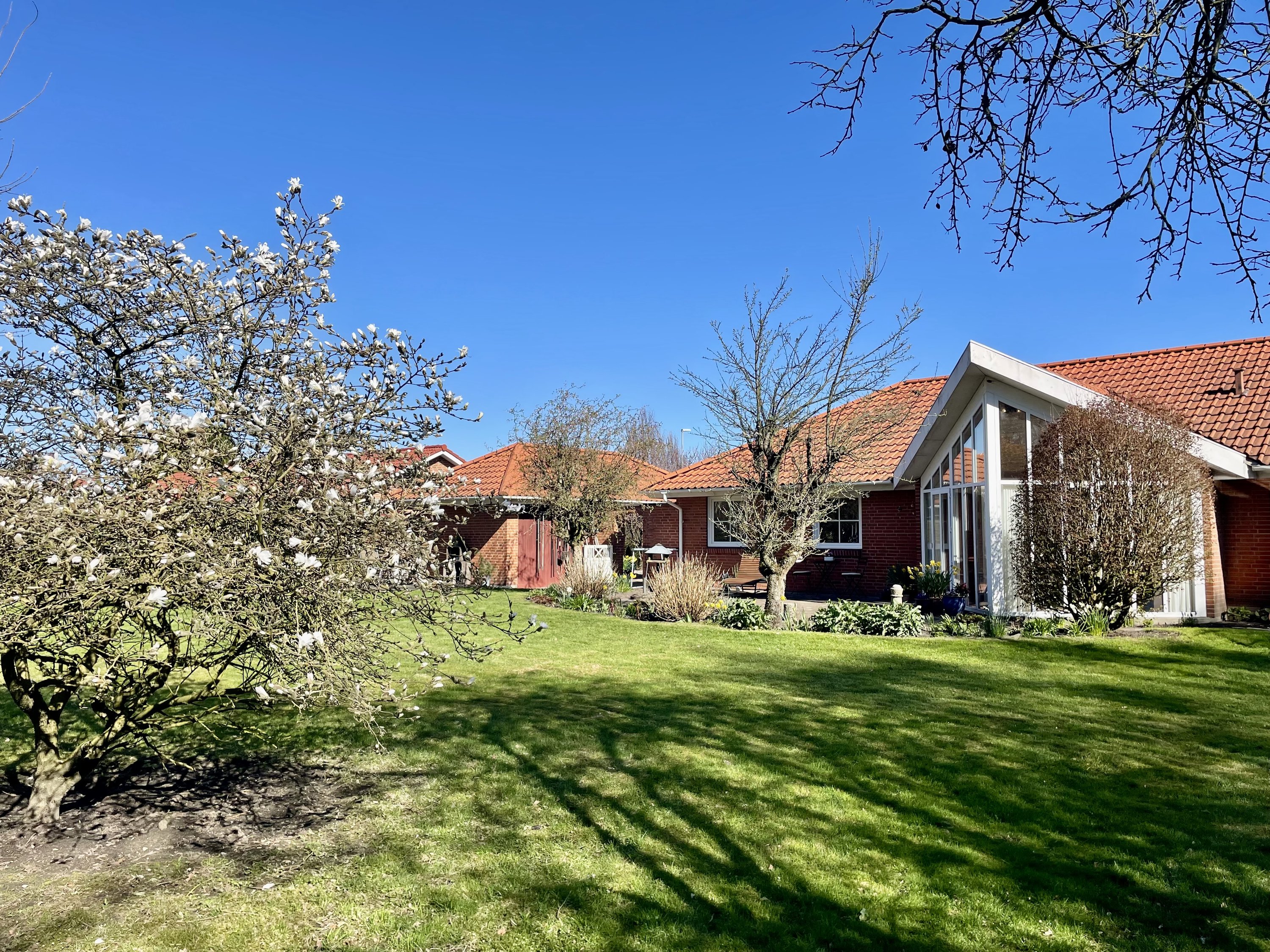 Fremhævet facade fra haven billede i fuldskærmstilstand. Billede af Gyvelvænget 3, 6920 Videbæk