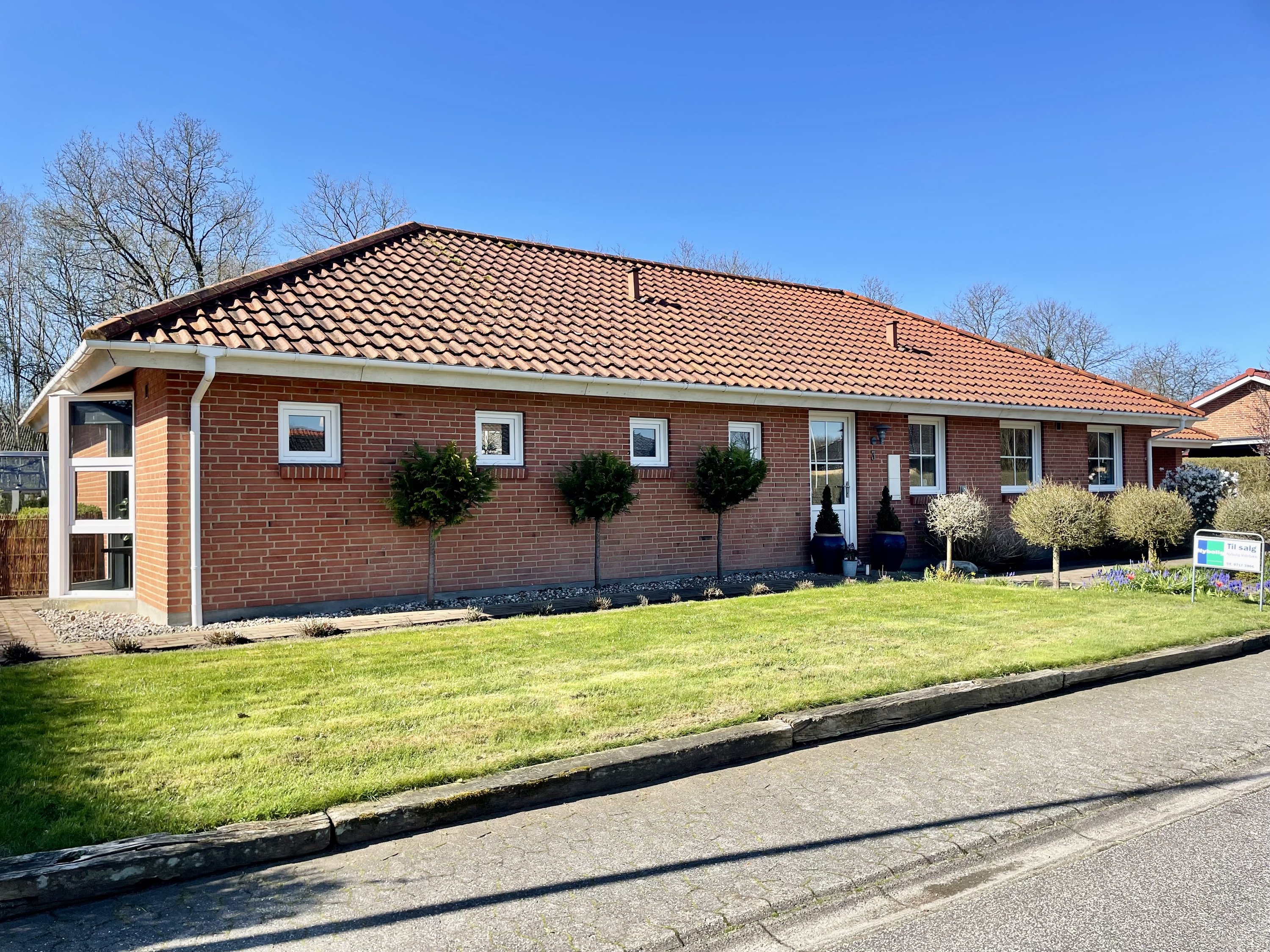 Fremhævet facade fra vejen billede i fuldskærmstilstand. Billede af Gyvelvænget 3, 6920 Videbæk