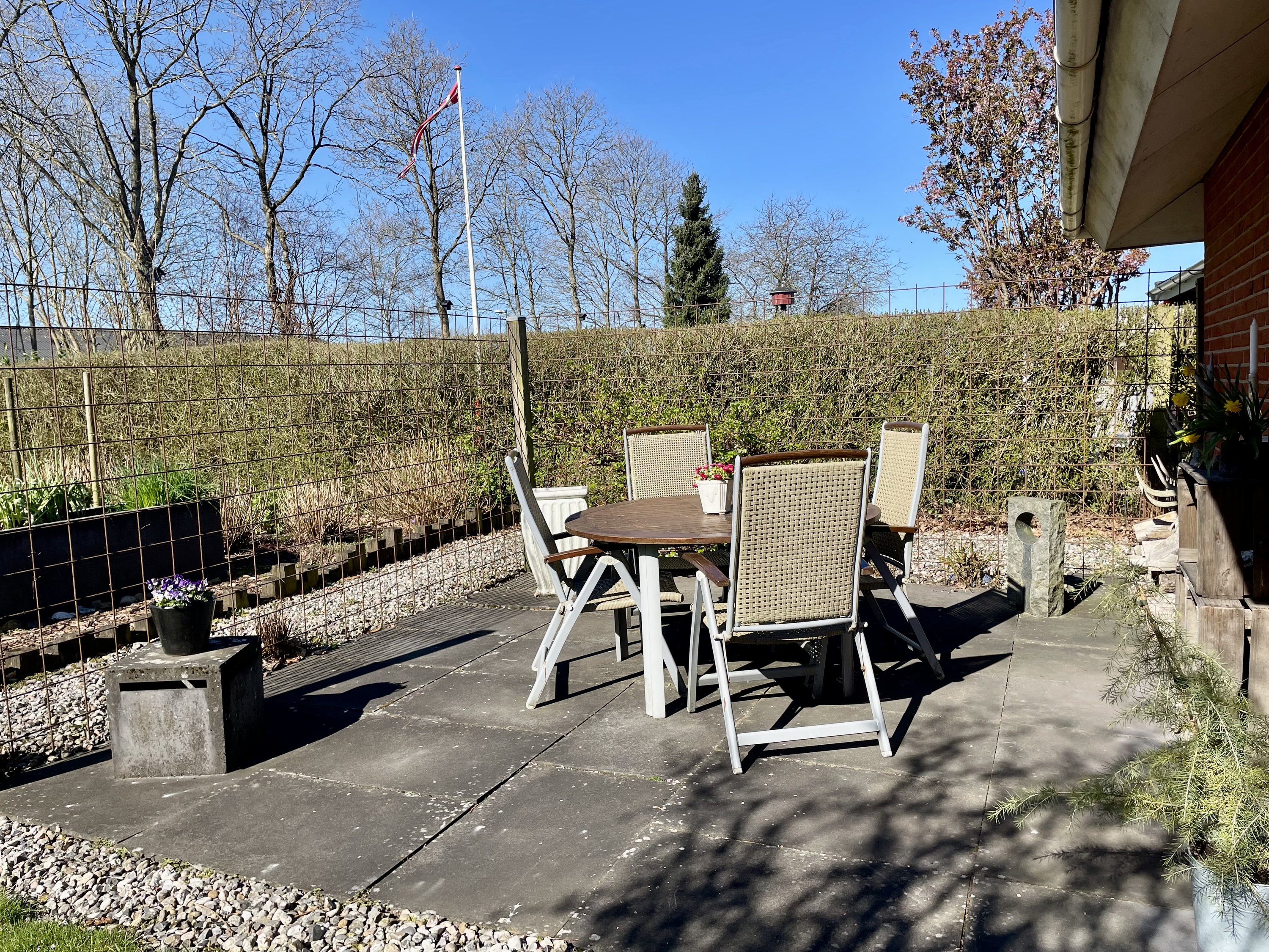 Fremhævet terrasse billede i fuldskærmstilstand. Billede af Gyvelvænget 3, 6920 Videbæk