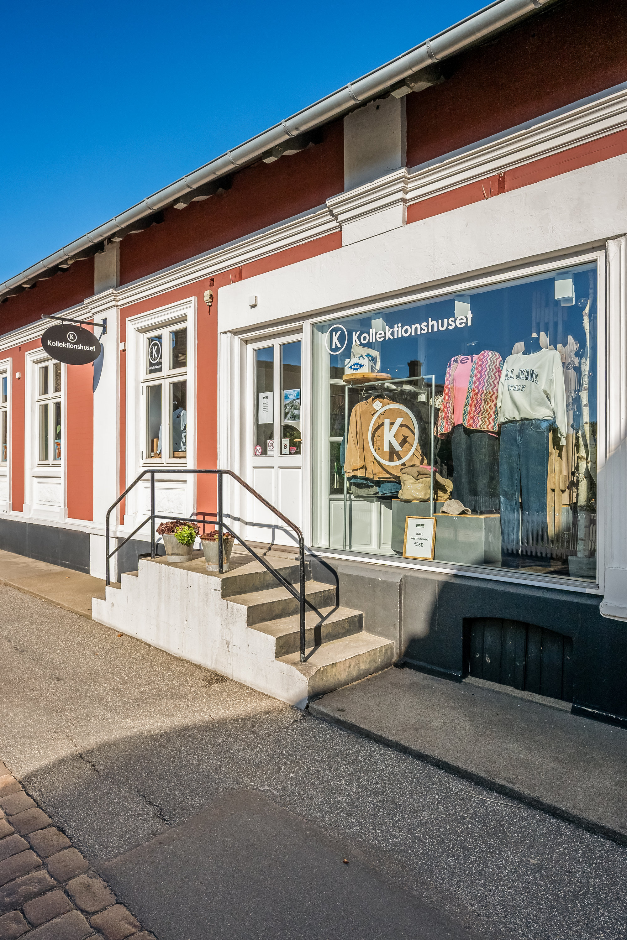 Fremhævet facade billede i fuldskærmstilstand. Billede af Hovedgaden 61, Nordby, 6720 Fanø