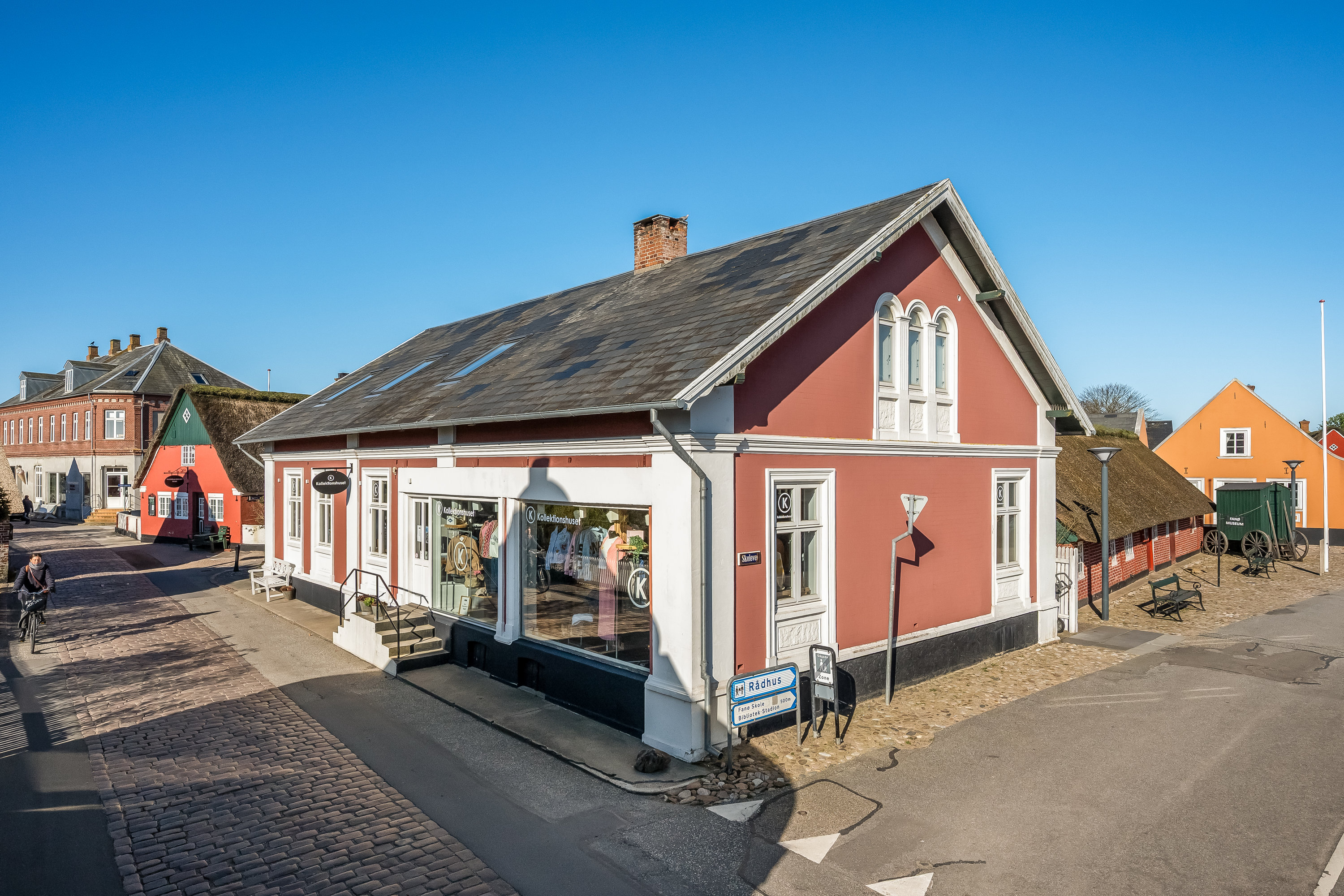 Fremhævet facade billede i fuldskærmstilstand. Billede af Hovedgaden 61, Nordby, 6720 Fanø
