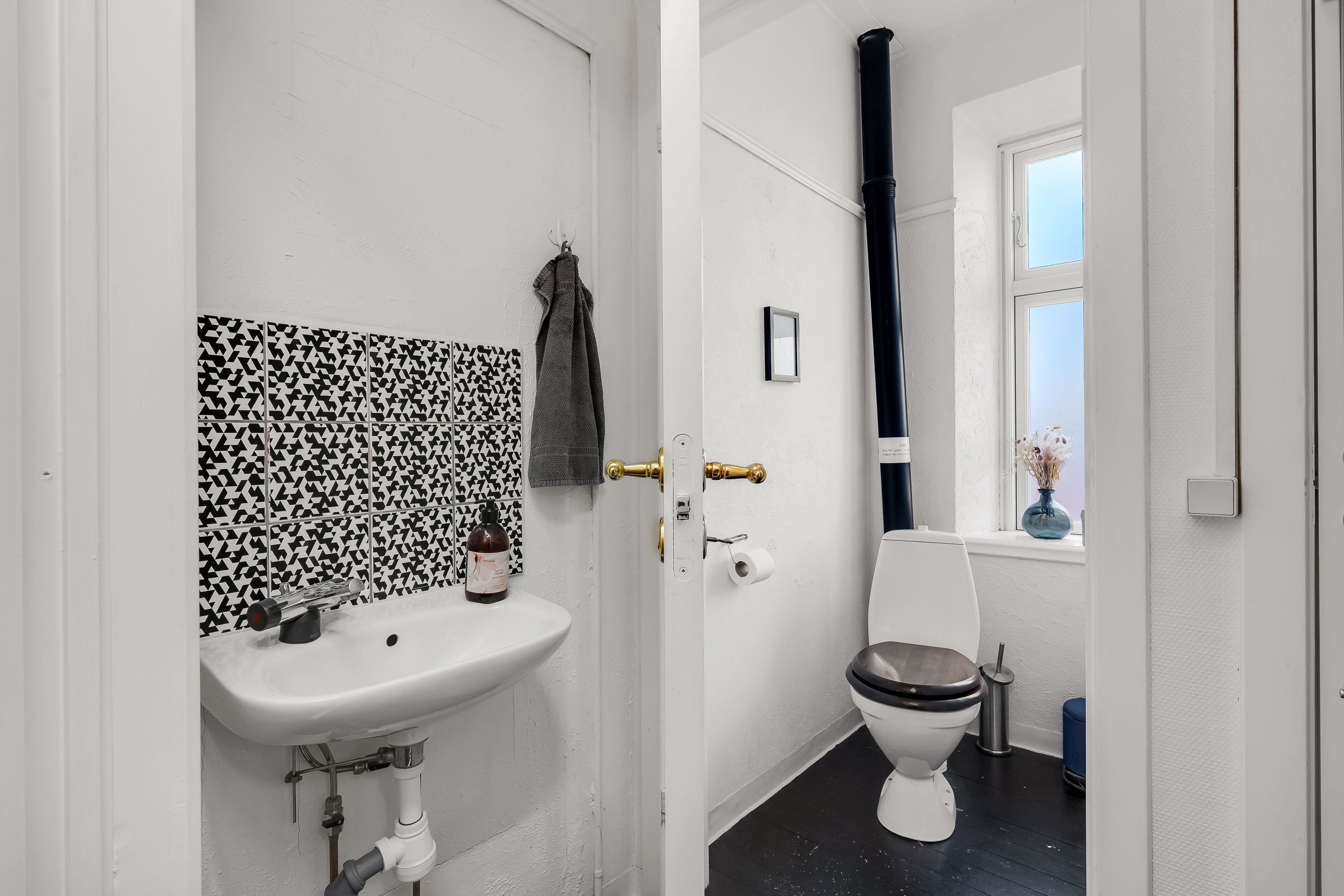Fremhævet toilet billede i fuldskærmstilstand. Billede af Hovedgaden 61, Nordby, 6720 Fanø