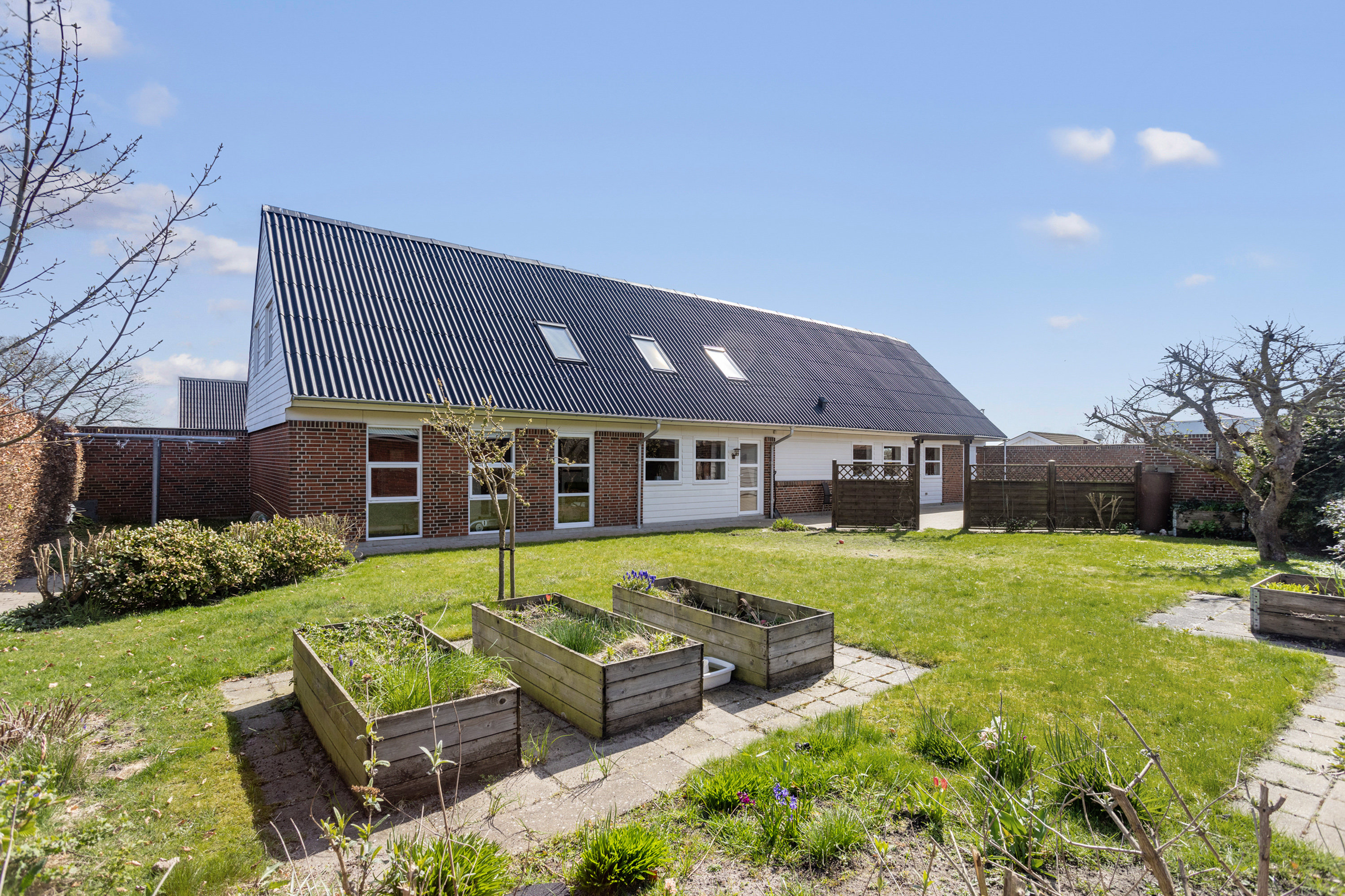 Fremhævet facade billede i fuldskærmstilstand. Billede af Hjulmagervej 59, 9300 Sæby