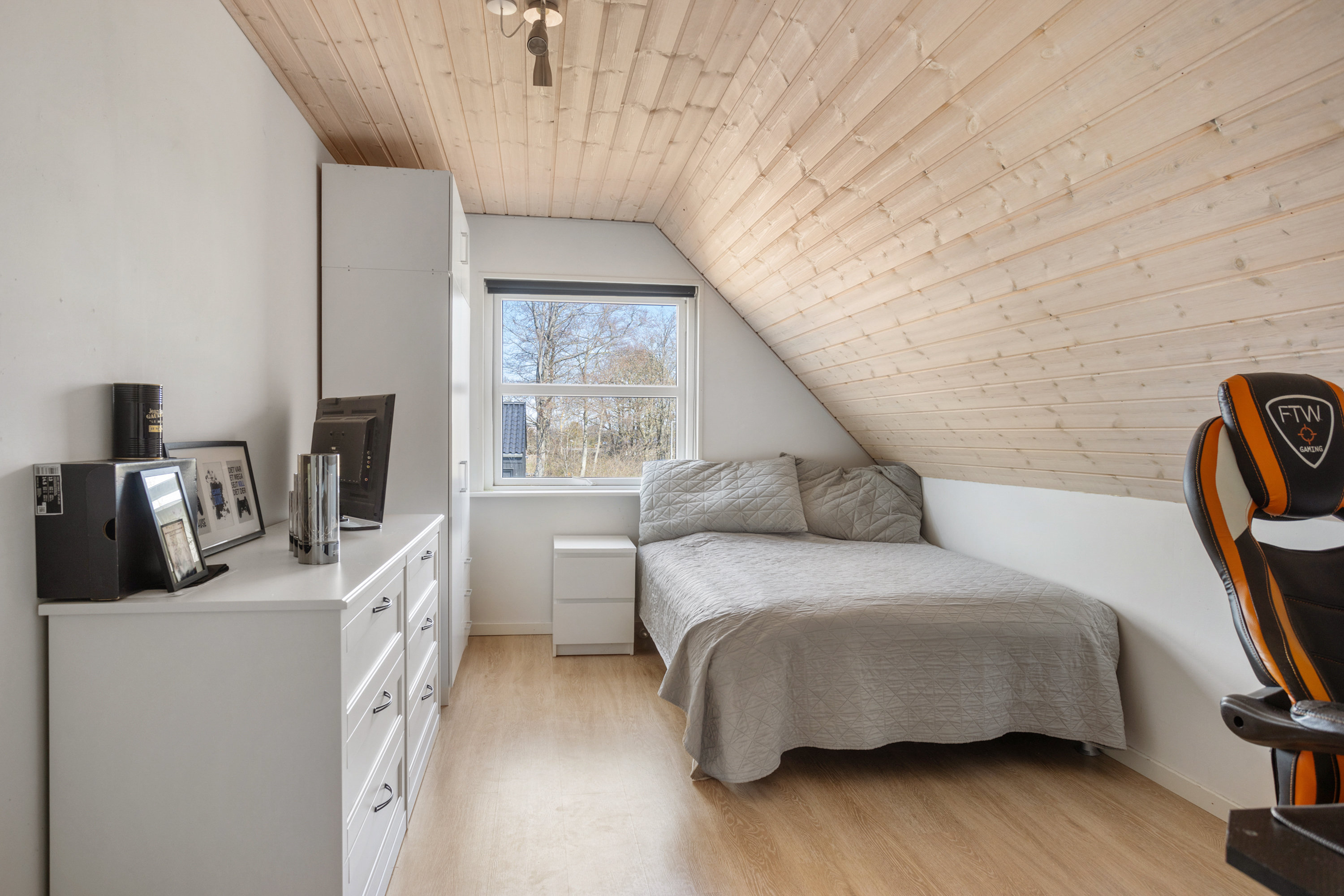 Fremhævet soveværelse billede i fuldskærmstilstand. Billede af Hjulmagervej 59, 9300 Sæby