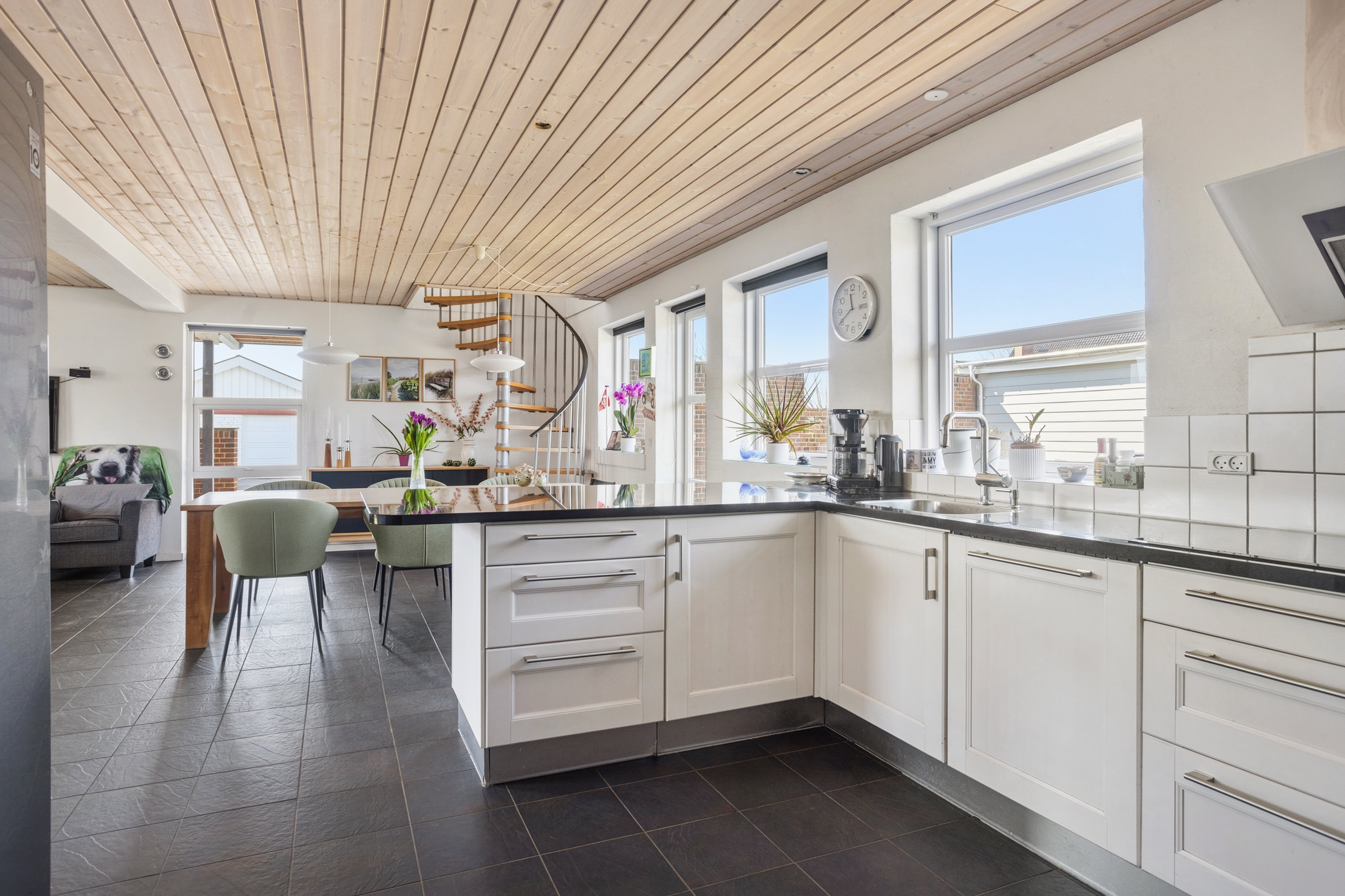 Fremhævet køkken billede i fuldskærmstilstand. Billede af Hjulmagervej 59, 9300 Sæby