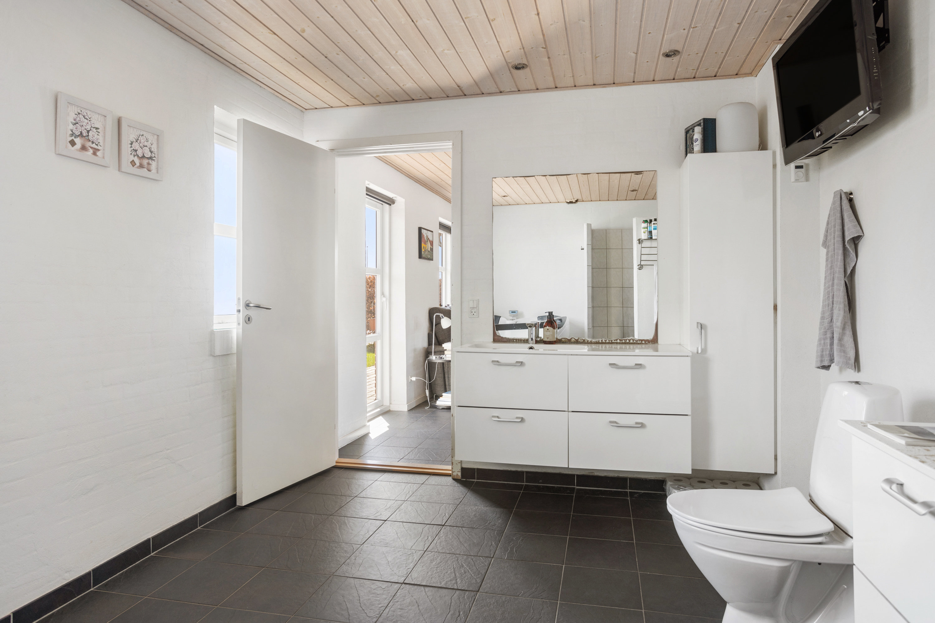 Fremhævet badeværelse billede i fuldskærmstilstand. Billede af Hjulmagervej 59, 9300 Sæby