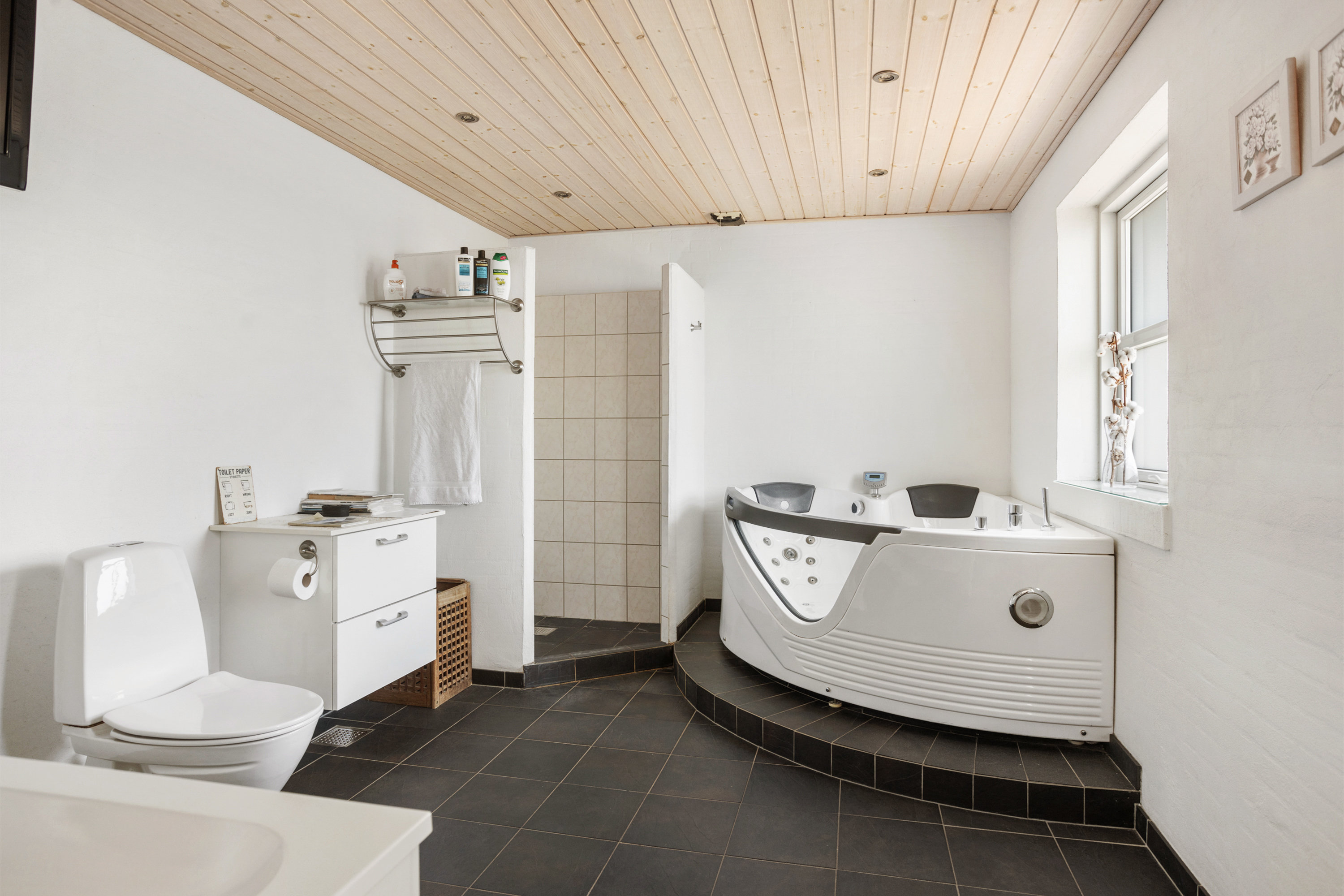 Fremhævet badeværelse billede i fuldskærmstilstand. Billede af Hjulmagervej 59, 9300 Sæby