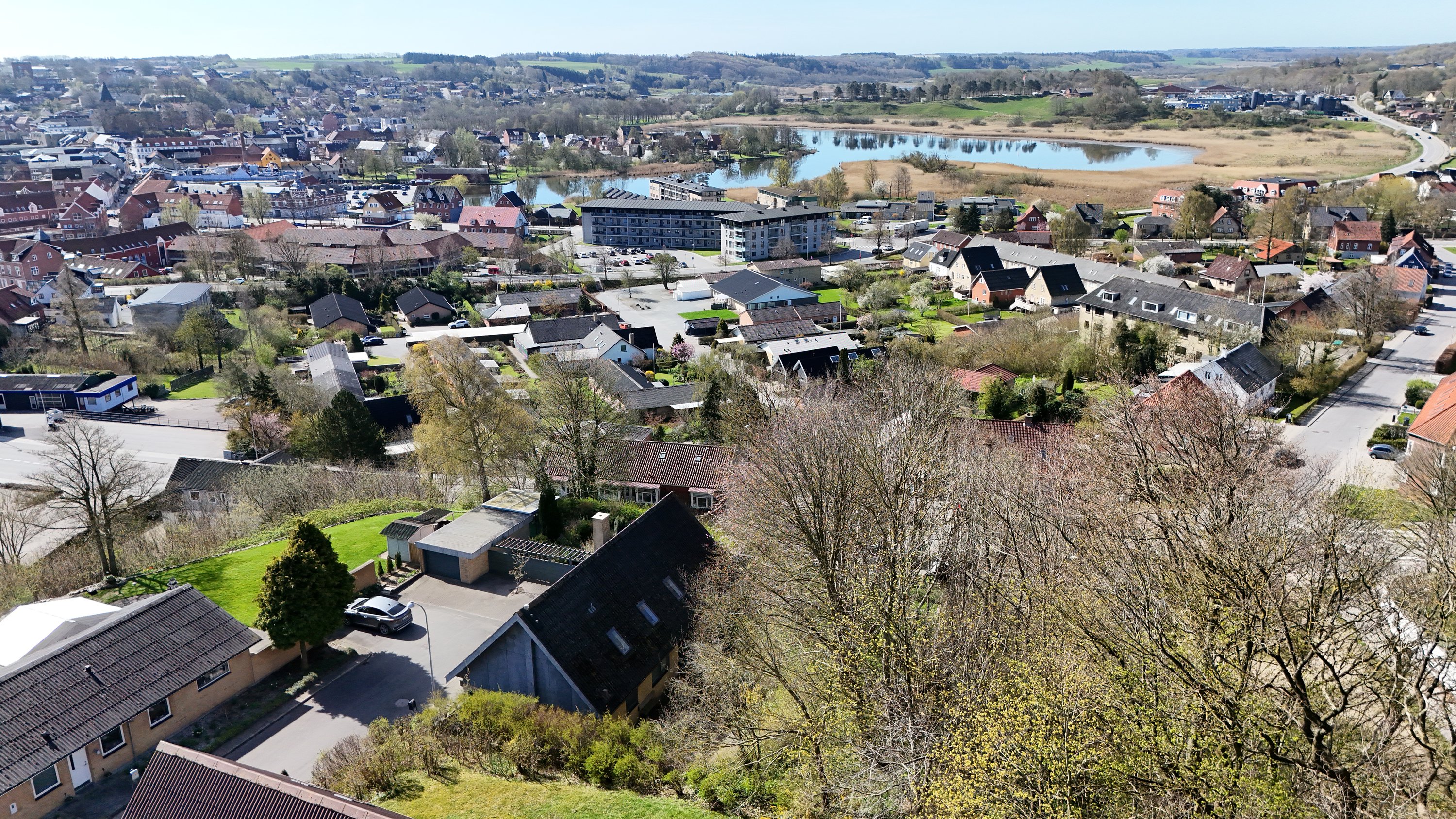 Fremhævet drone billede i fuldskærmstilstand. Billede af Solbakken 12, 9500 Hobro