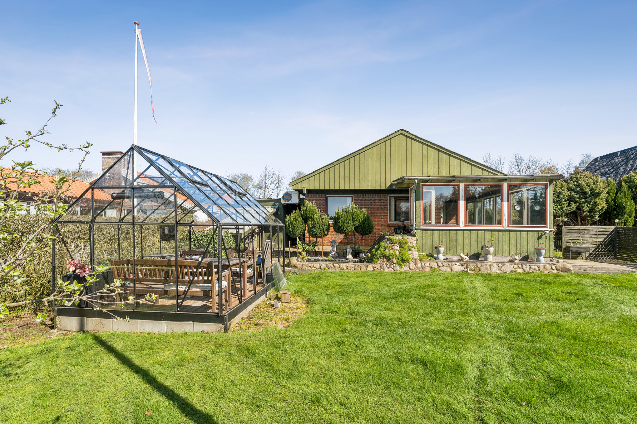 Fremhævet have billede i fuldskærmstilstand. Billede af Holger Danskes Vej 16, 8960 Randers SØ