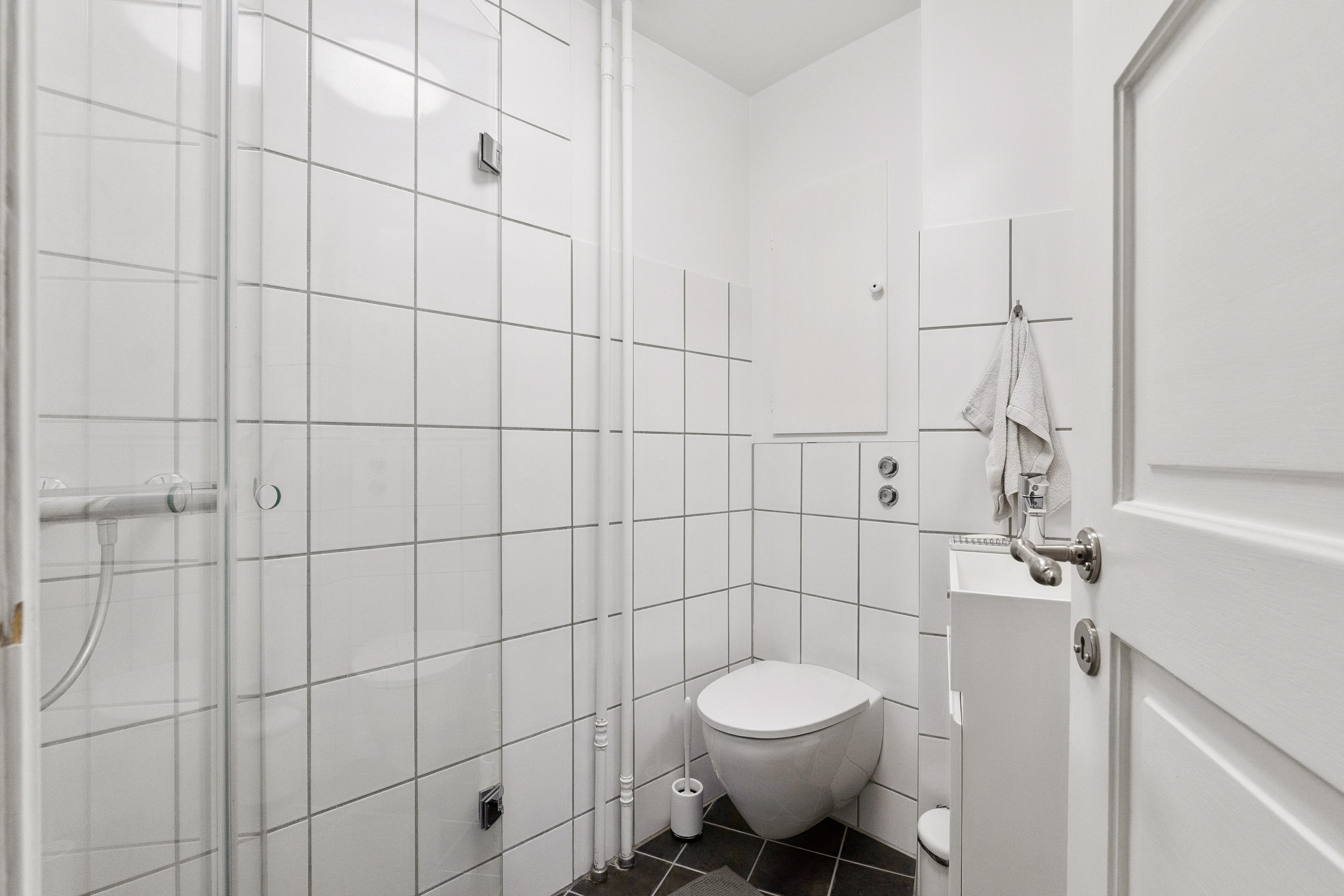 Fremhævet badeværelse billede i fuldskærmstilstand. Billede af Sankt Kjelds Plads 8, 1. th., 2100 København Ø