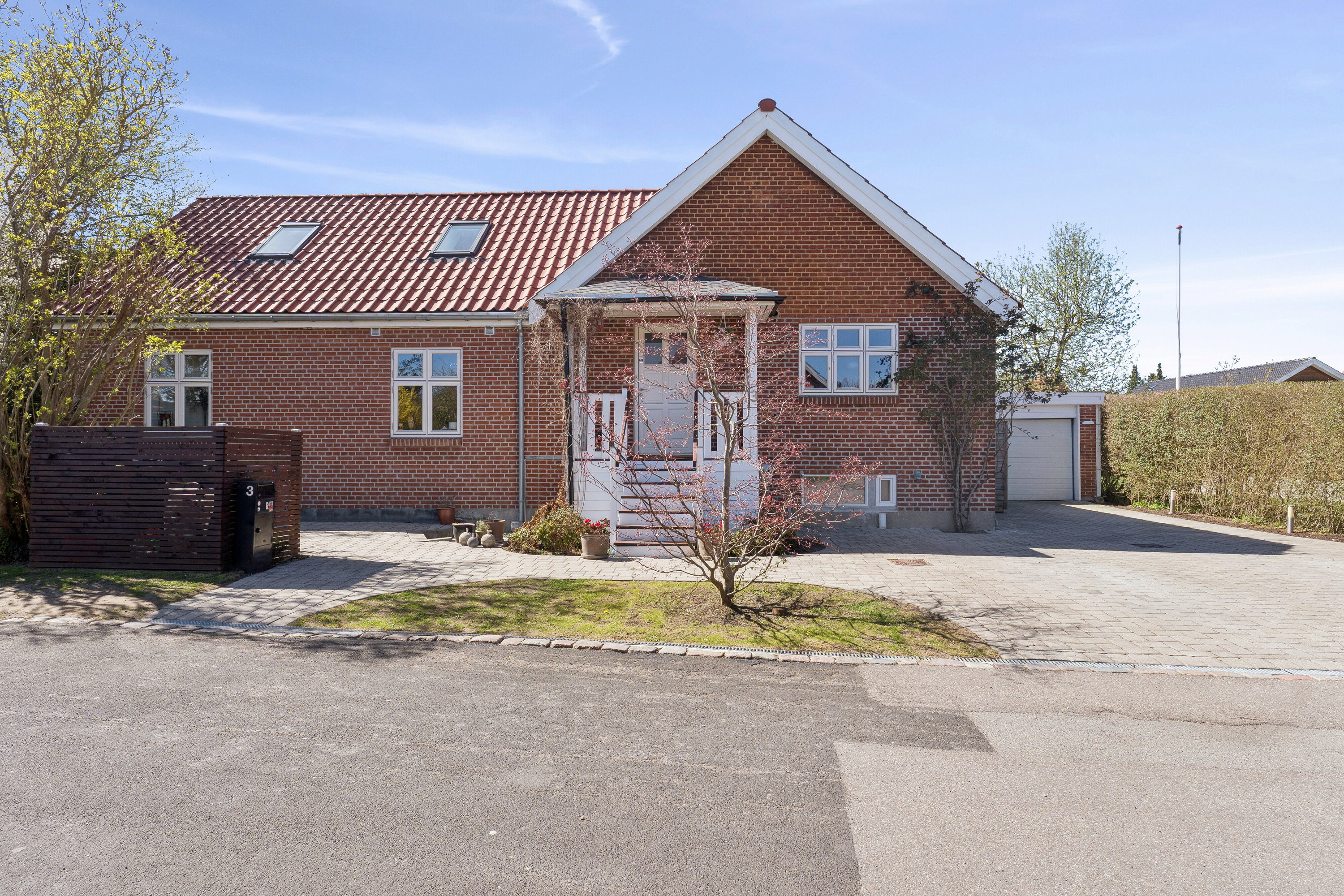 Fremhævet set fra vejen billede i fuldskærmstilstand. Billede af Kløverdalen 3, 4000 Roskilde