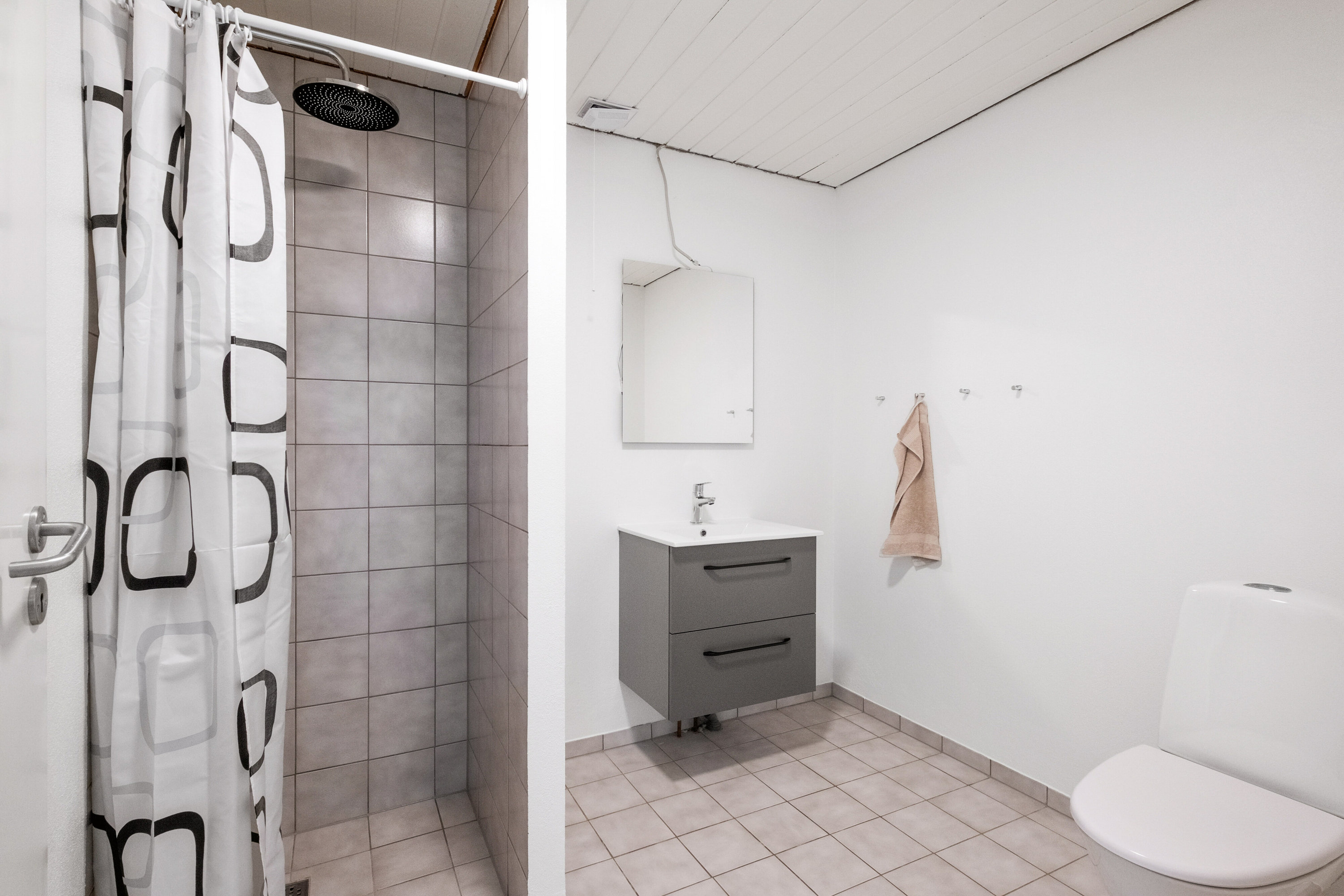 Fremhævet badeværelse billede i fuldskærmstilstand. Billede af Dronningensgade 25D, 9800 Hjørring