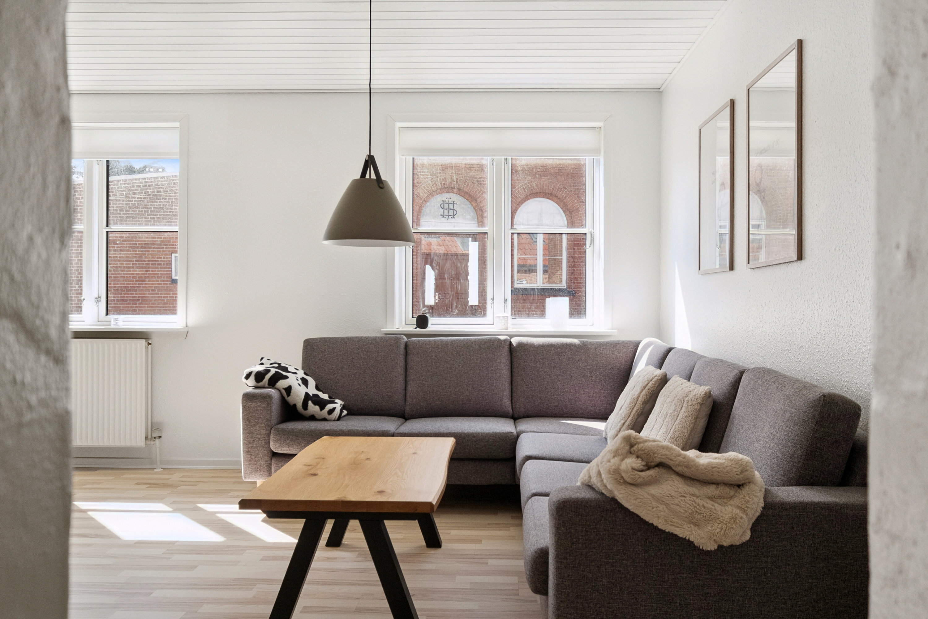 Fremhævet stue billede i fuldskærmstilstand. Billede af Dronningensgade 25D, 9800 Hjørring