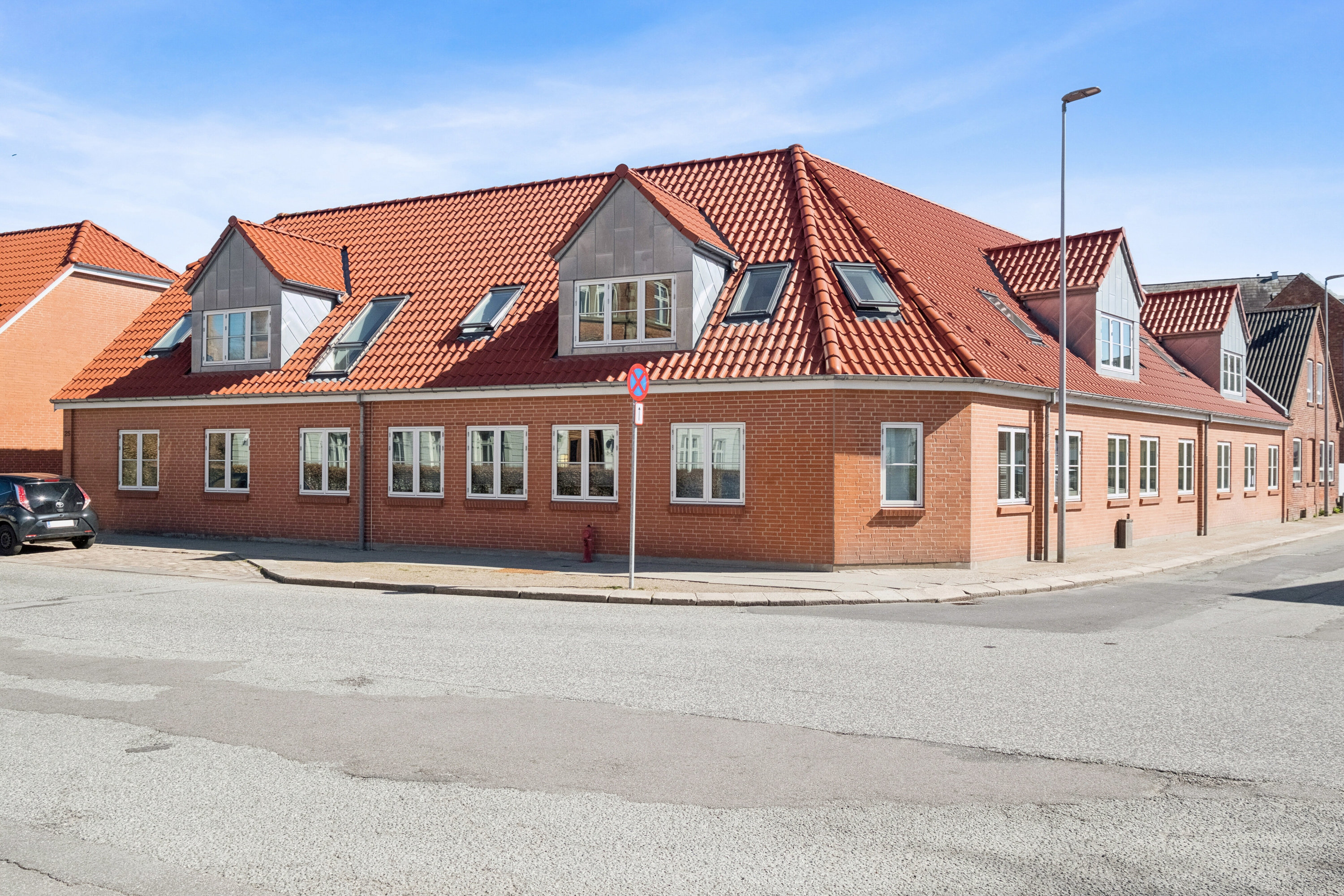 Fremhævet set fra vejen billede i fuldskærmstilstand. Billede af Dronningensgade 25D, 9800 Hjørring