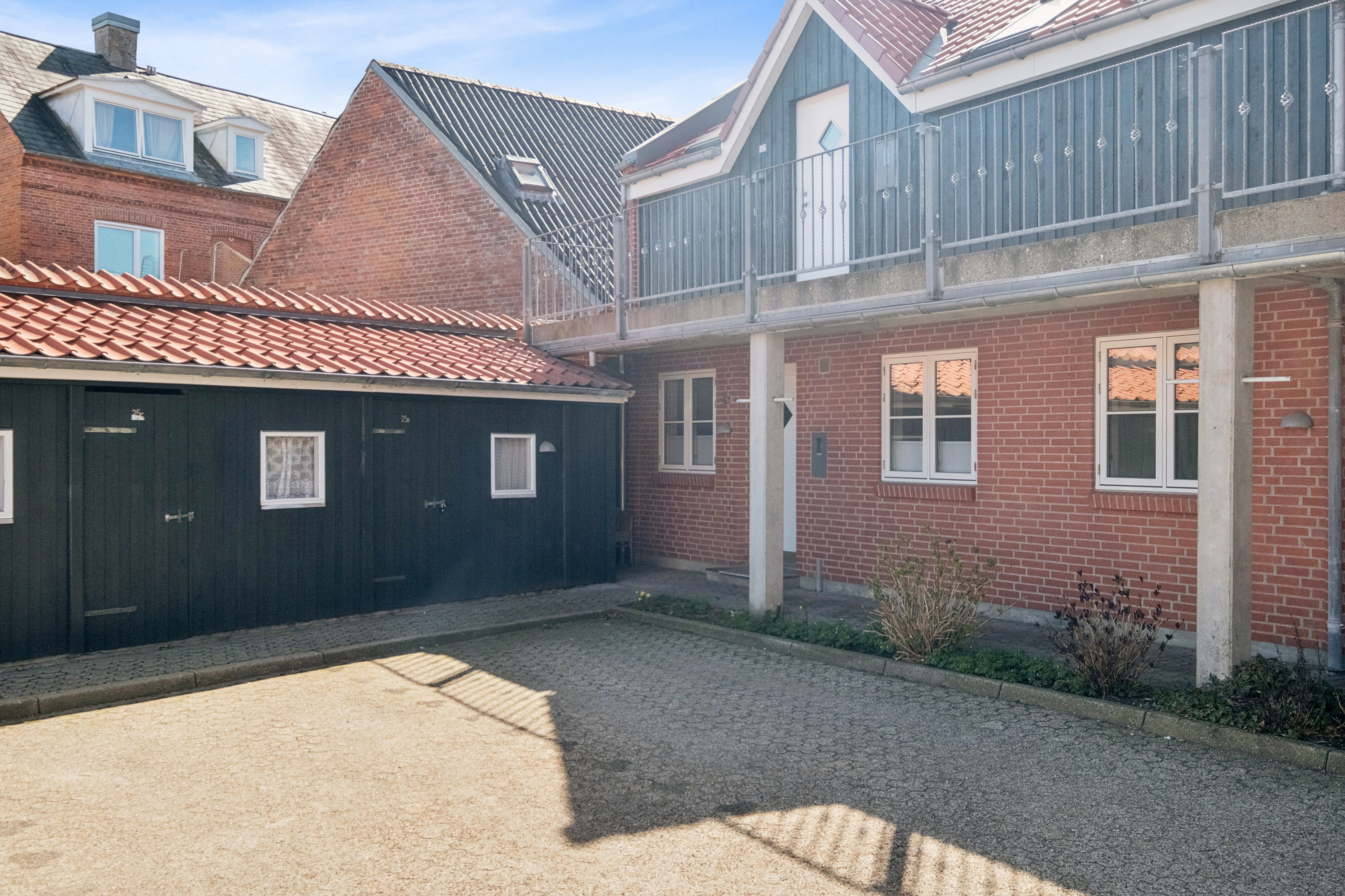 Fremhævet set fra vejen billede i fuldskærmstilstand. Billede af Dronningensgade 25D, 9800 Hjørring