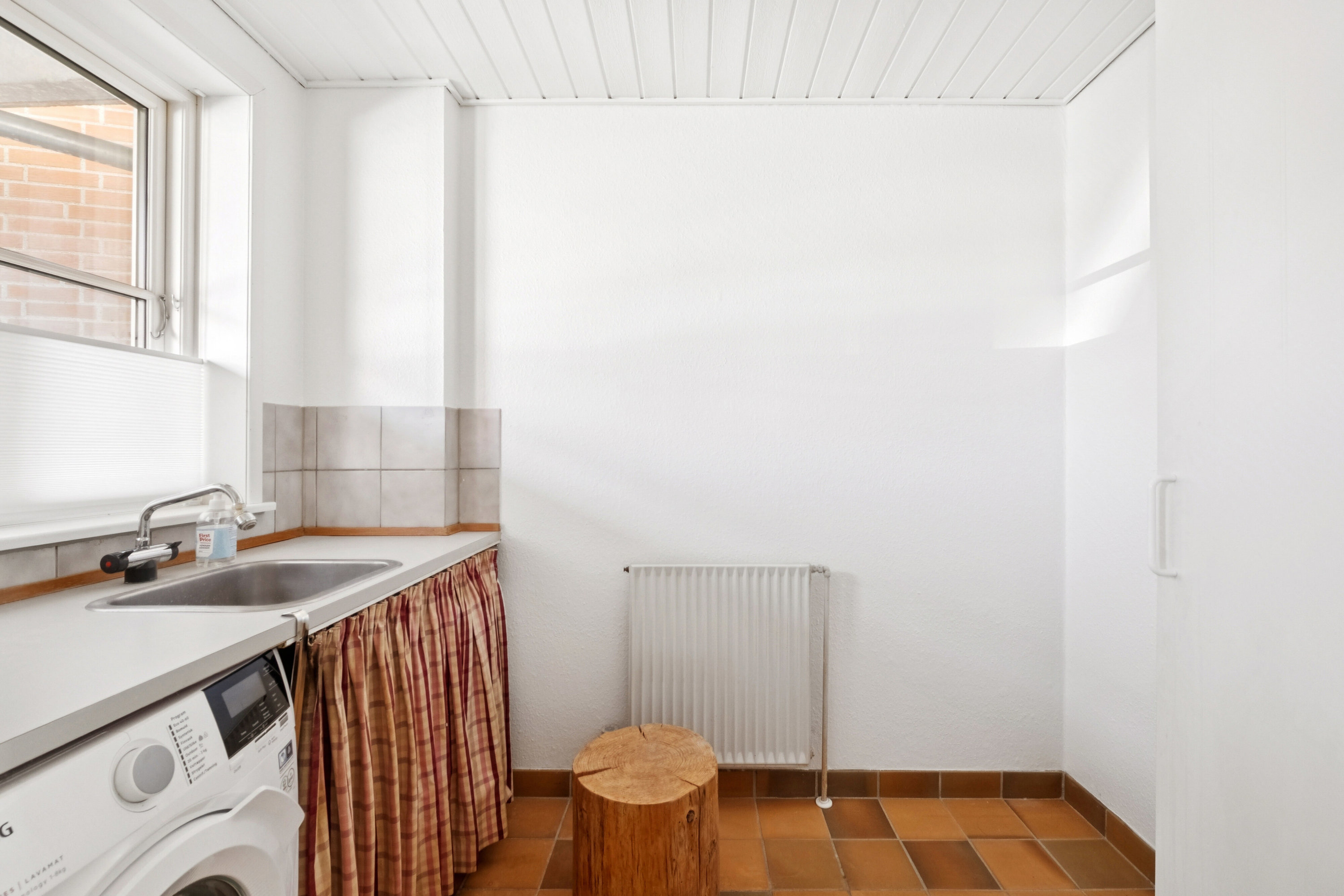 Fremhævet badeværelse billede i fuldskærmstilstand. Billede af Dronningensgade 25D, 9800 Hjørring