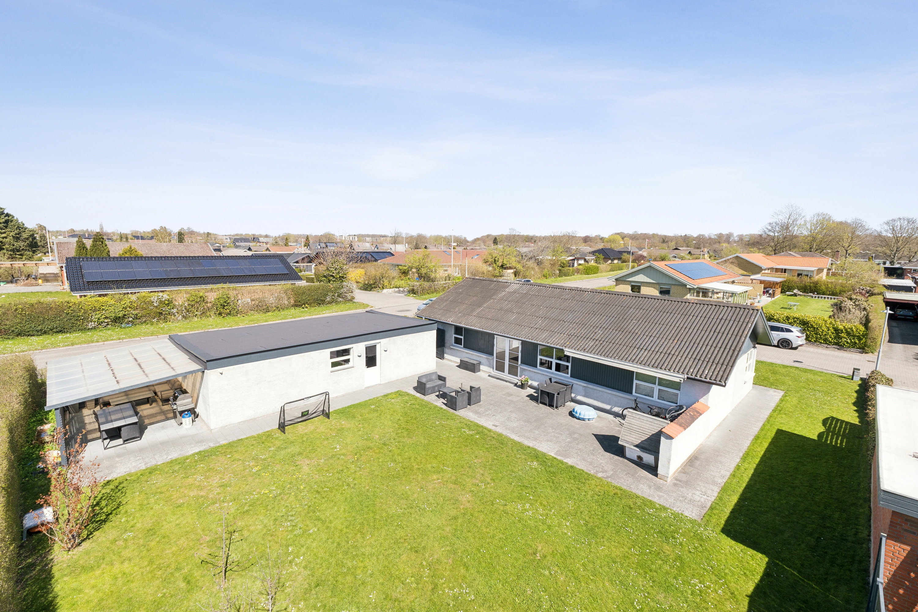 Fremhævet set fra haven billede i fuldskærmstilstand. Billede af Harevænget 141, 5800 Nyborg