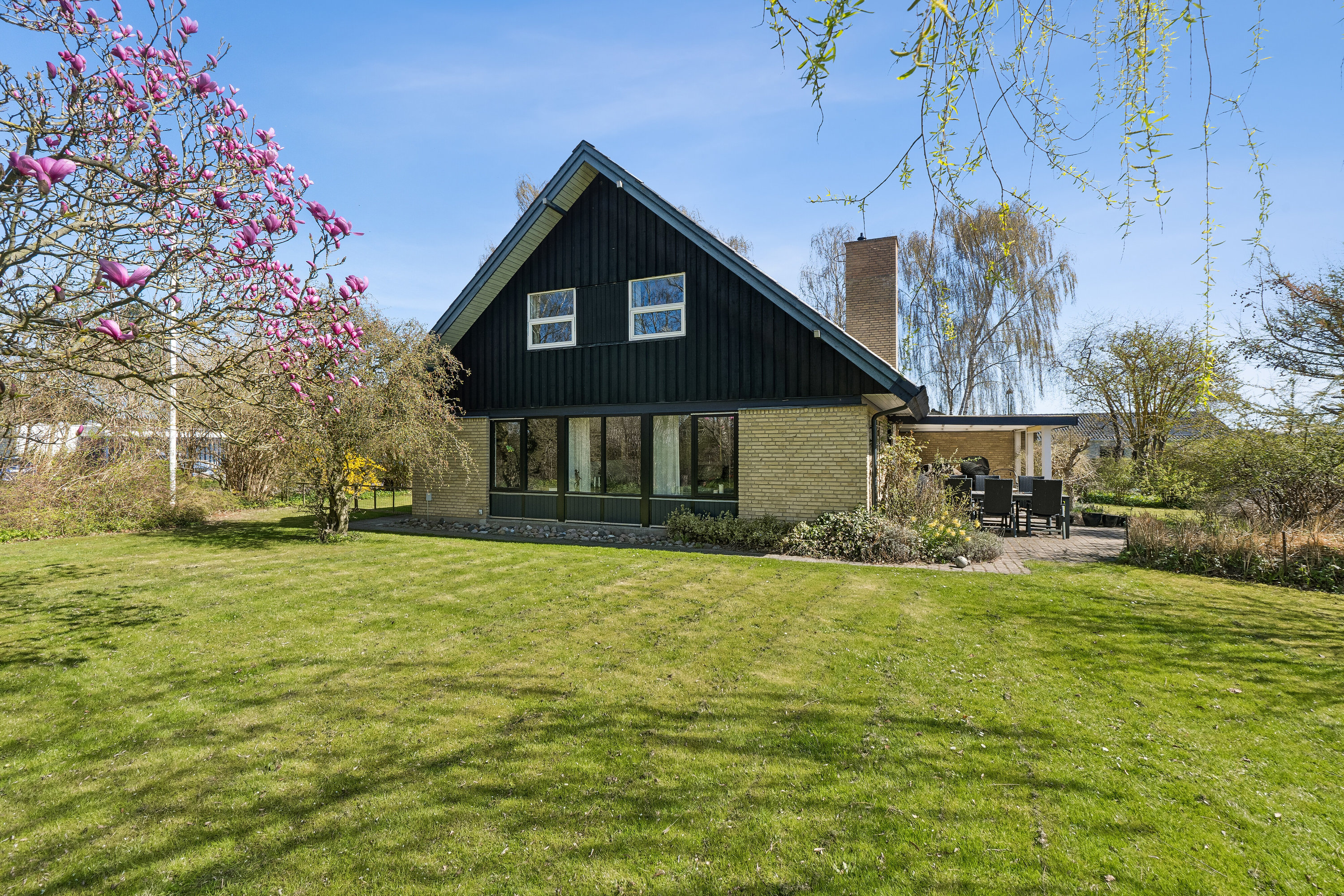 Fremhævet set fra haven billede i fuldskærmstilstand. Billede af Møllegårdsvej 2, Osted, 4320 Lejre
