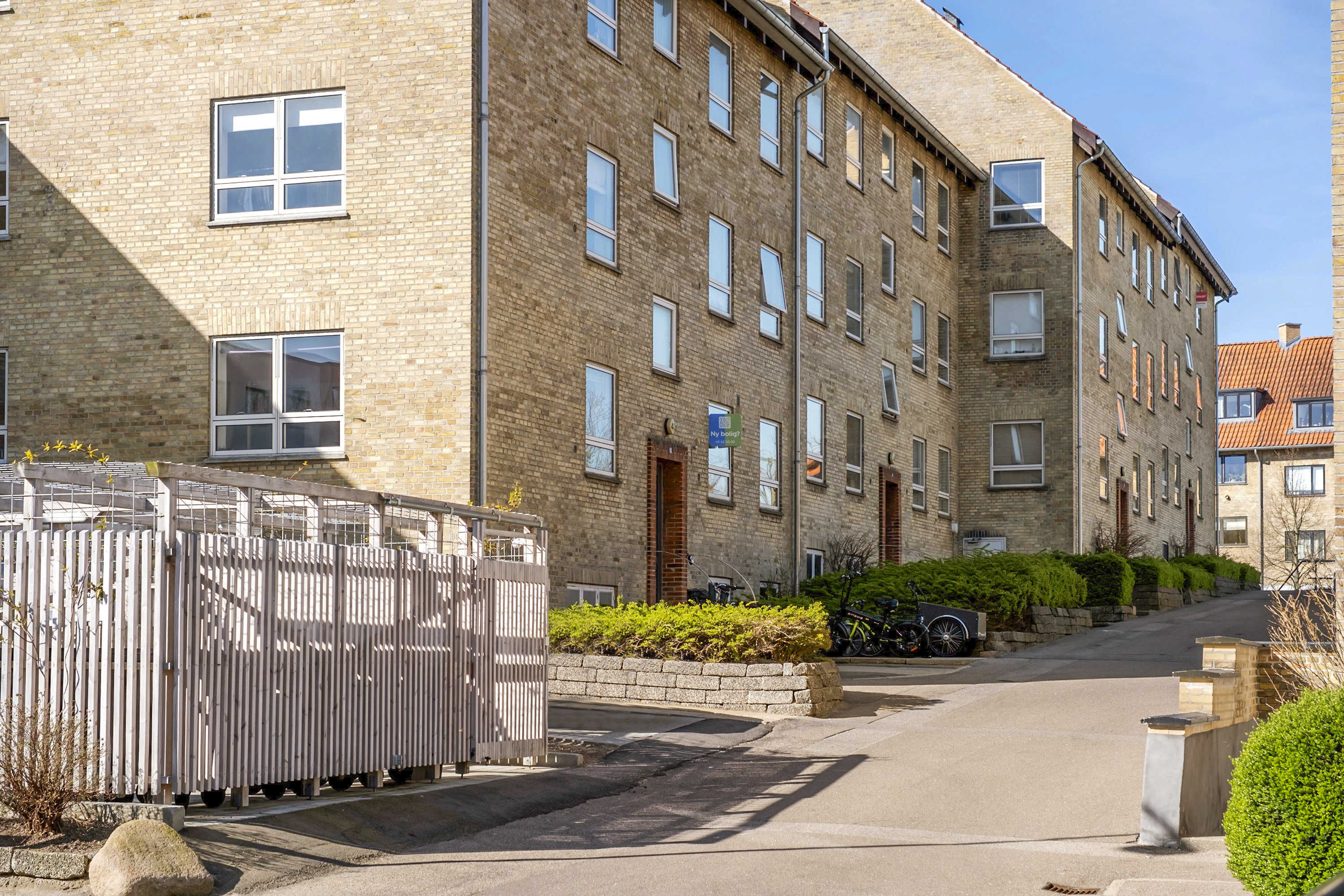 Fremhævet ejendommen billede i fuldskærmstilstand. Billede af Tværbommen 43, st.. th., 2820 Gentofte