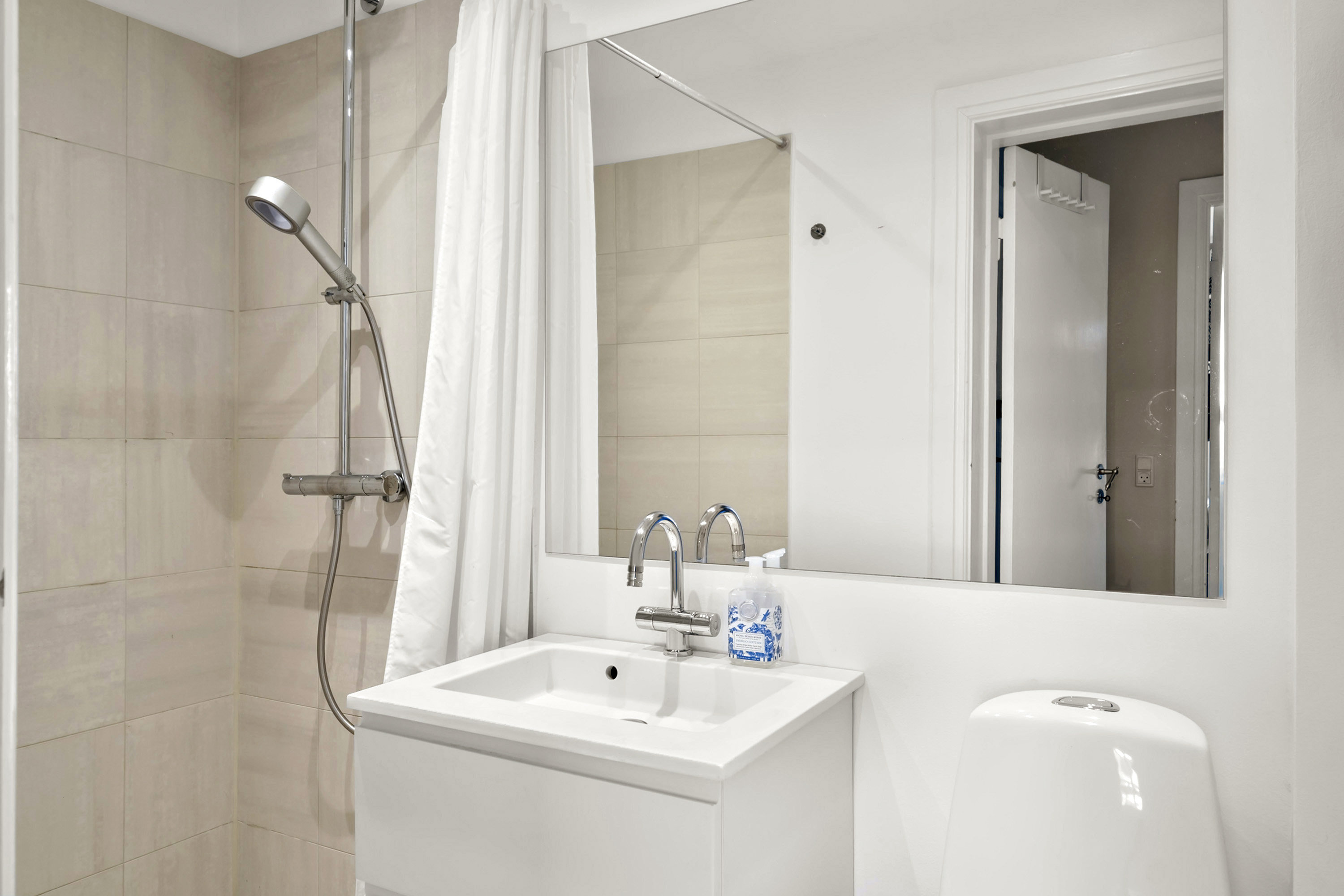 Fremhævet badeværelse billede i fuldskærmstilstand. Billede af Tværbommen 43, st.. th., 2820 Gentofte