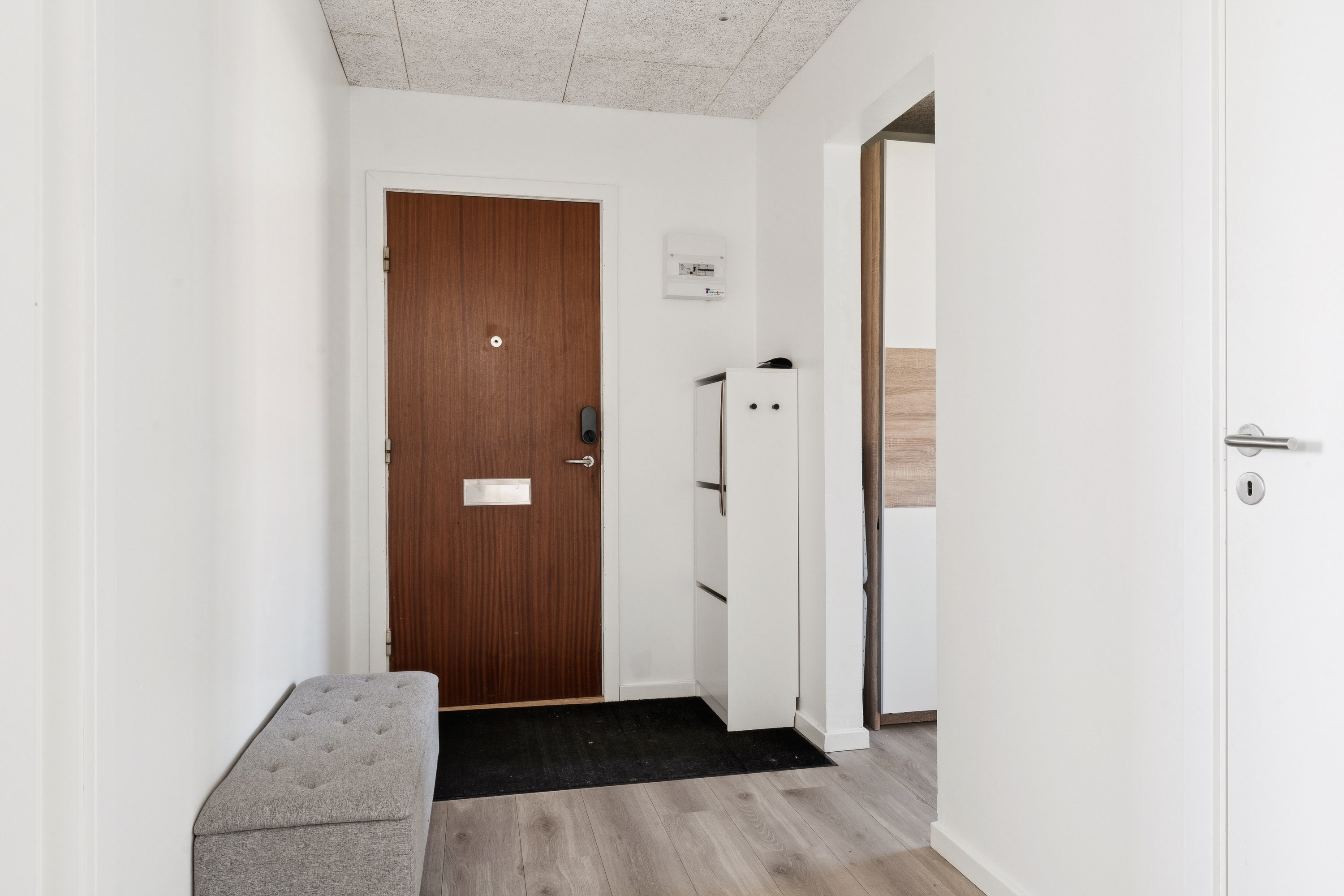 Fremhævet entré billede i fuldskærmstilstand. Billede af Blomstermarken 107, 1. tv., 9000 Aalborg