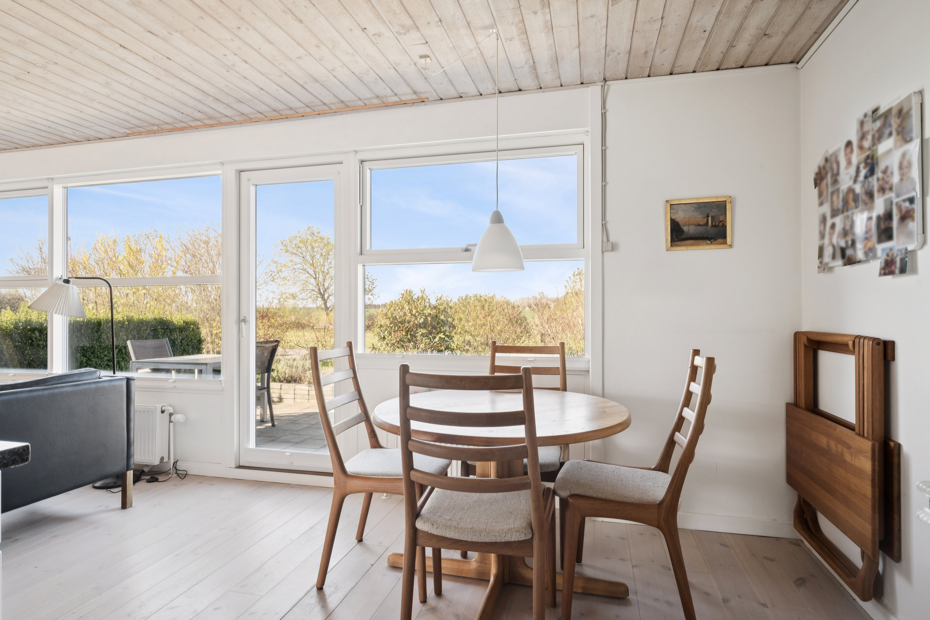 Fremhævet stue billede i fuldskærmstilstand. Billede af Tinningvej 25, Foldby, 8382 Hinnerup